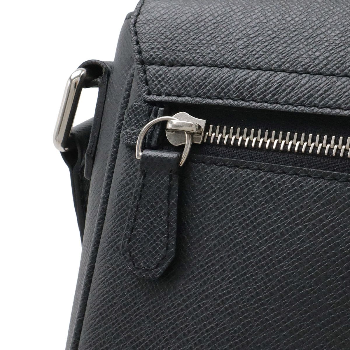 Louis Vuitton Louis Vuitton Louis Vuitton Taiga Shoulder Bag Leather Shoulder Bag M31192 DUTY FREE for USA Size ONE SIZE - 5 Thumbnail