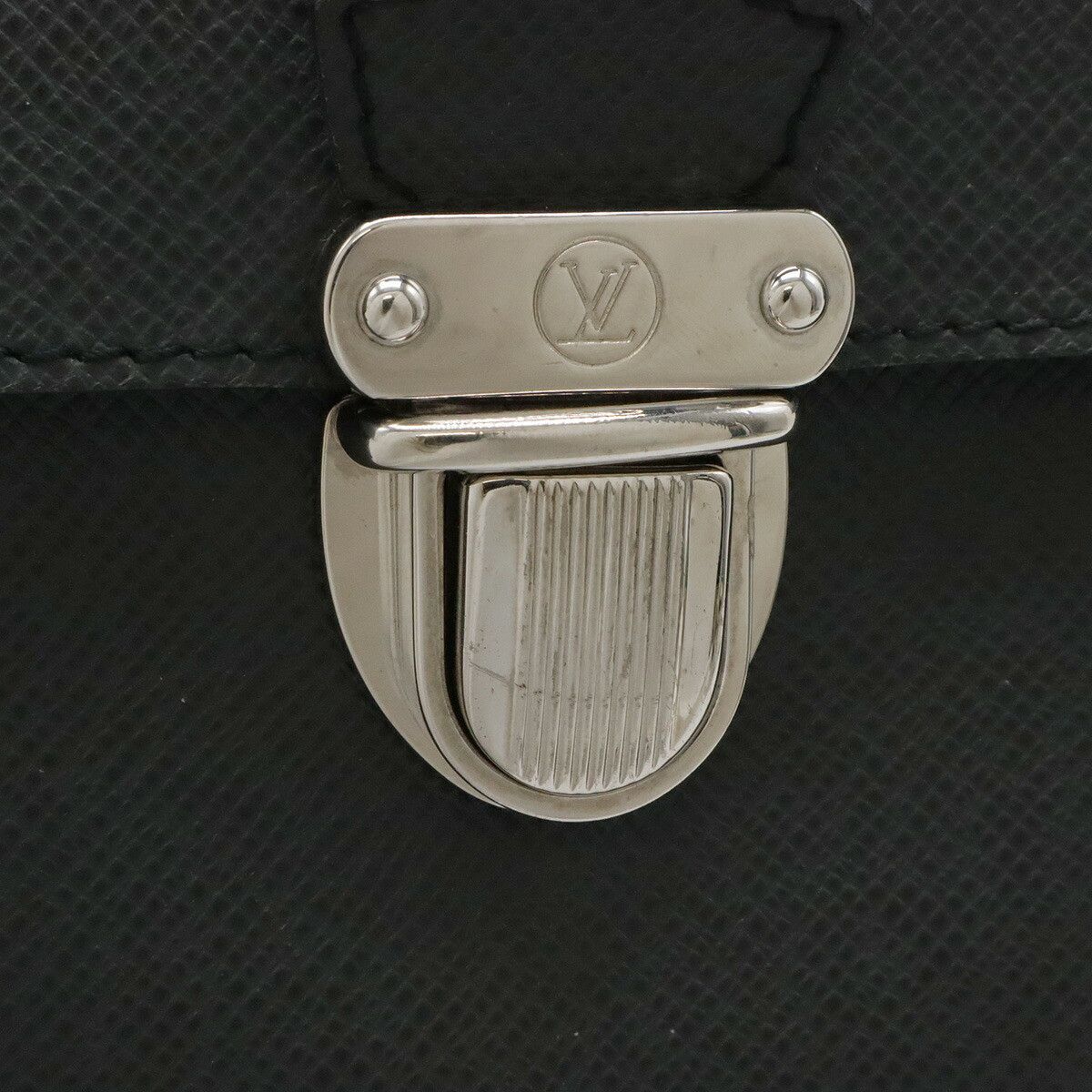 Louis Vuitton Louis Vuitton Louis Vuitton Taiga Shoulder Bag Leather Shoulder Bag M31192 DUTY FREE for USA Size ONE SIZE - 4 Thumbnail
