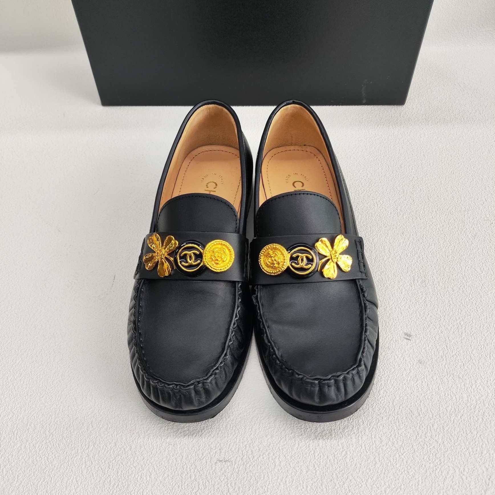 Chanel Chanel Gold Logo Loafers Size 35 Size US 5 / IT 35 - 3 Thumbnail