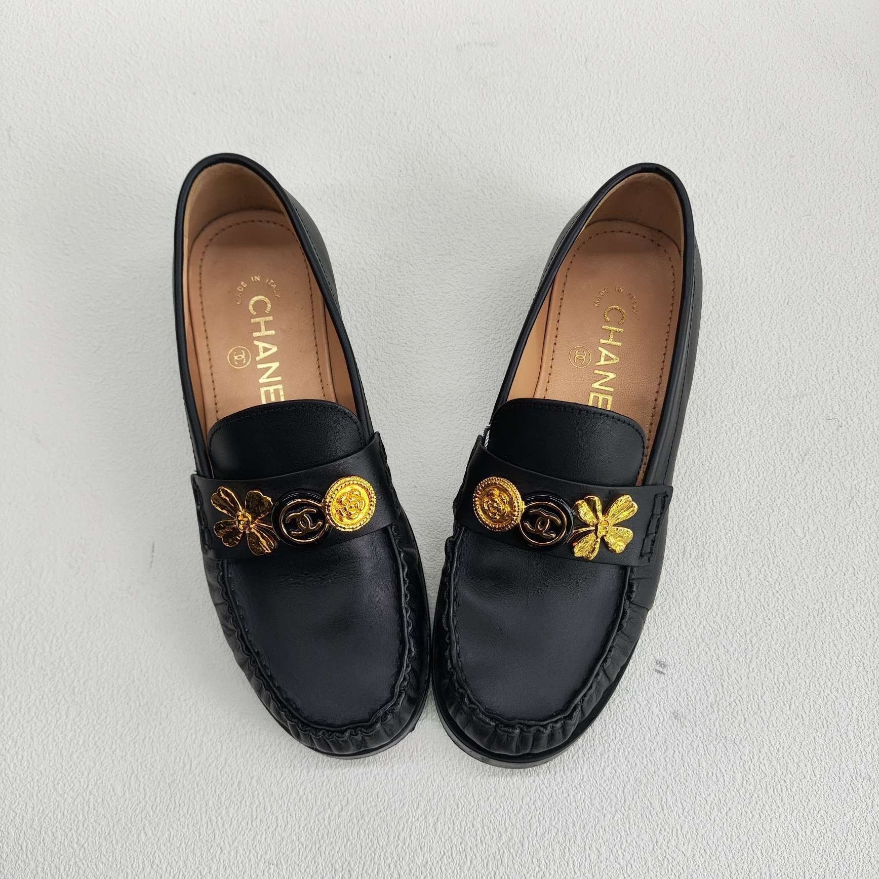 Chanel Chanel Gold Logo Loafers Size 35 Size US 5 / IT 35 - 10 Thumbnail