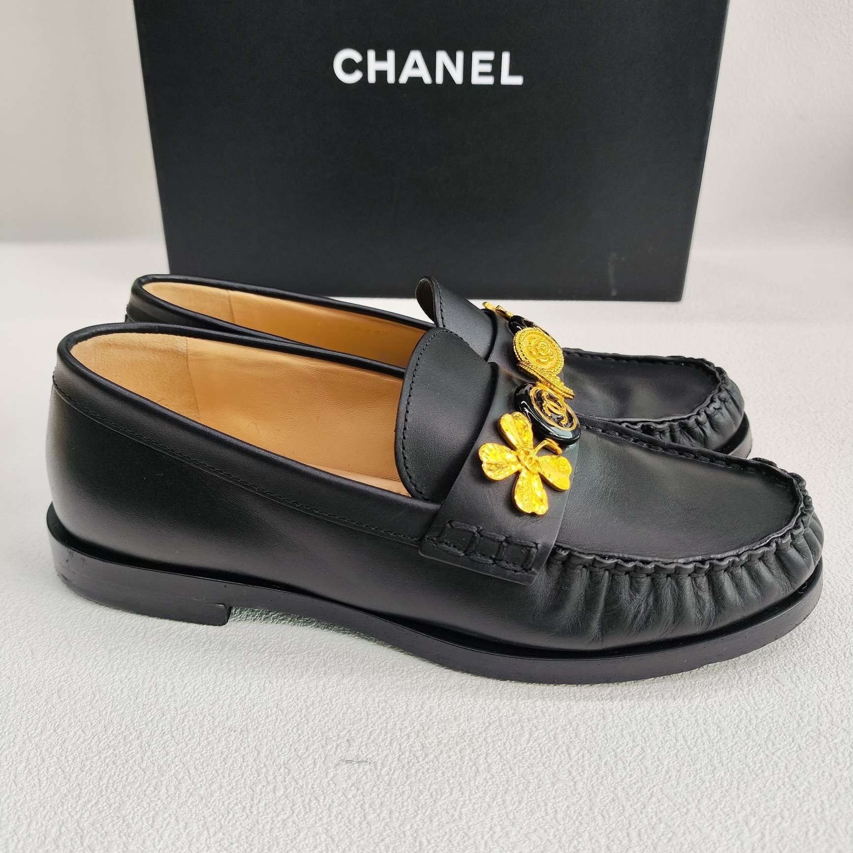 Chanel Chanel Gold Logo Loafers Size 35 Size US 5 / IT 35 - 5 Thumbnail