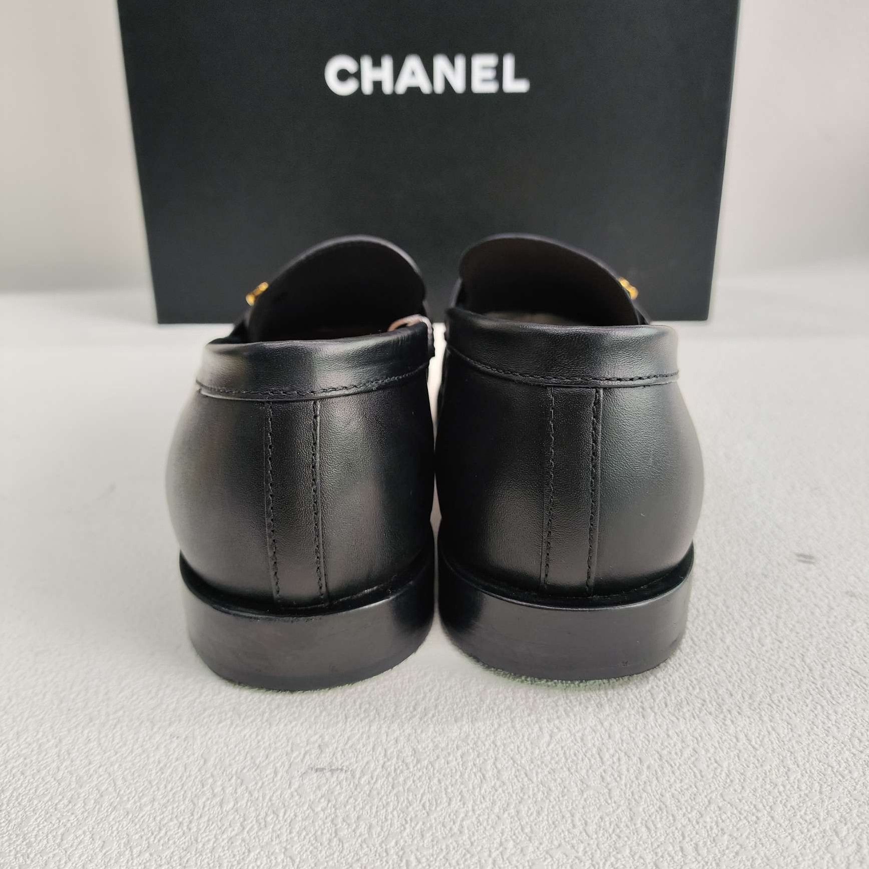 Chanel Chanel Gold Logo Loafers Size 35 Size US 5 / IT 35 - 6 Thumbnail