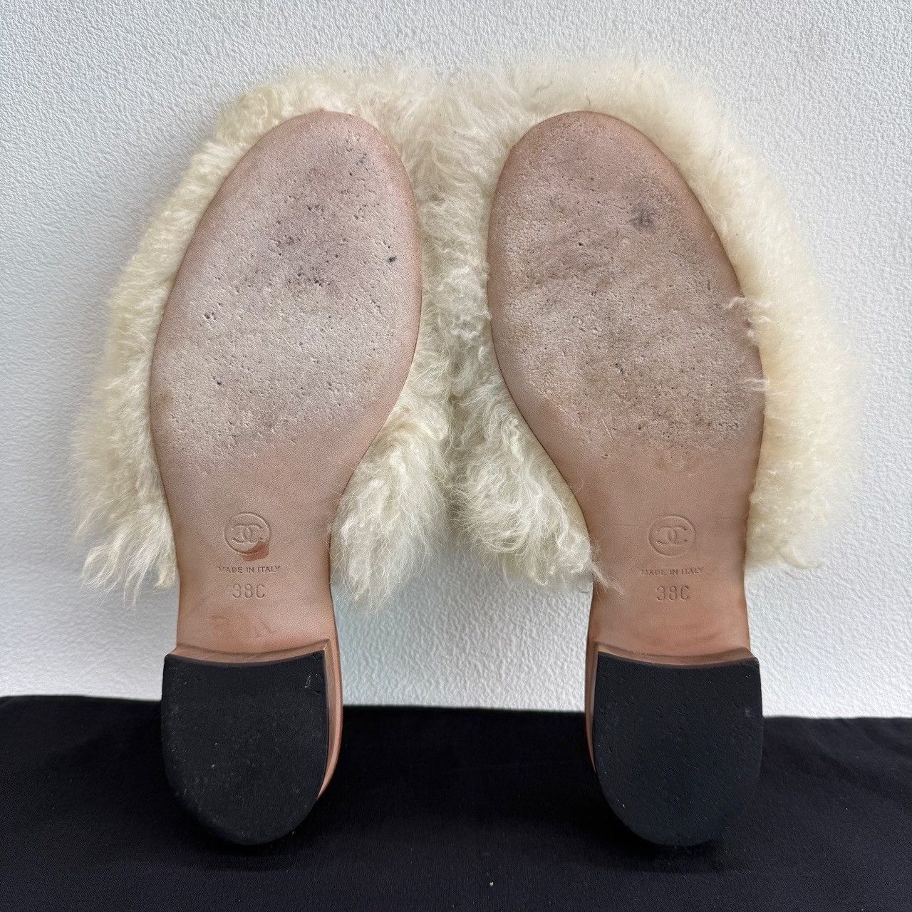 Chanel Chanel White Furry Mules Size 38 Size US 8 / IT 38 - 8 Thumbnail
