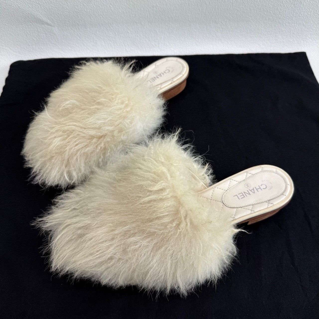 Chanel Chanel White Furry Mules Size 38 Size US 8 / IT 38 - 2 Thumbnail