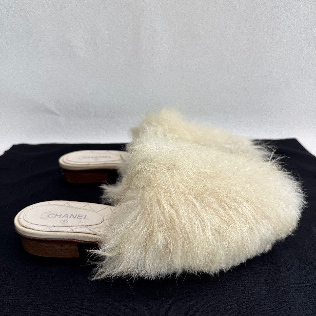 Chanel Chanel White Furry Mules Size 38 Size US 8 / IT 38 - 5 Thumbnail