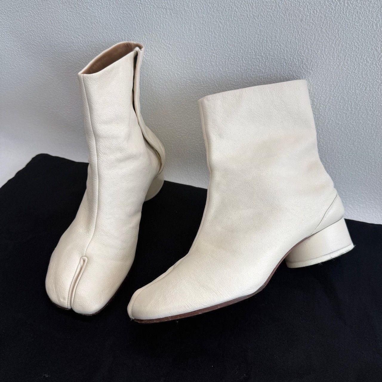 Maison Margiela Maison Margiela White Tabi Boots Size 35.5 Size US 5.5 / IT 35.5 - 7 Thumbnail