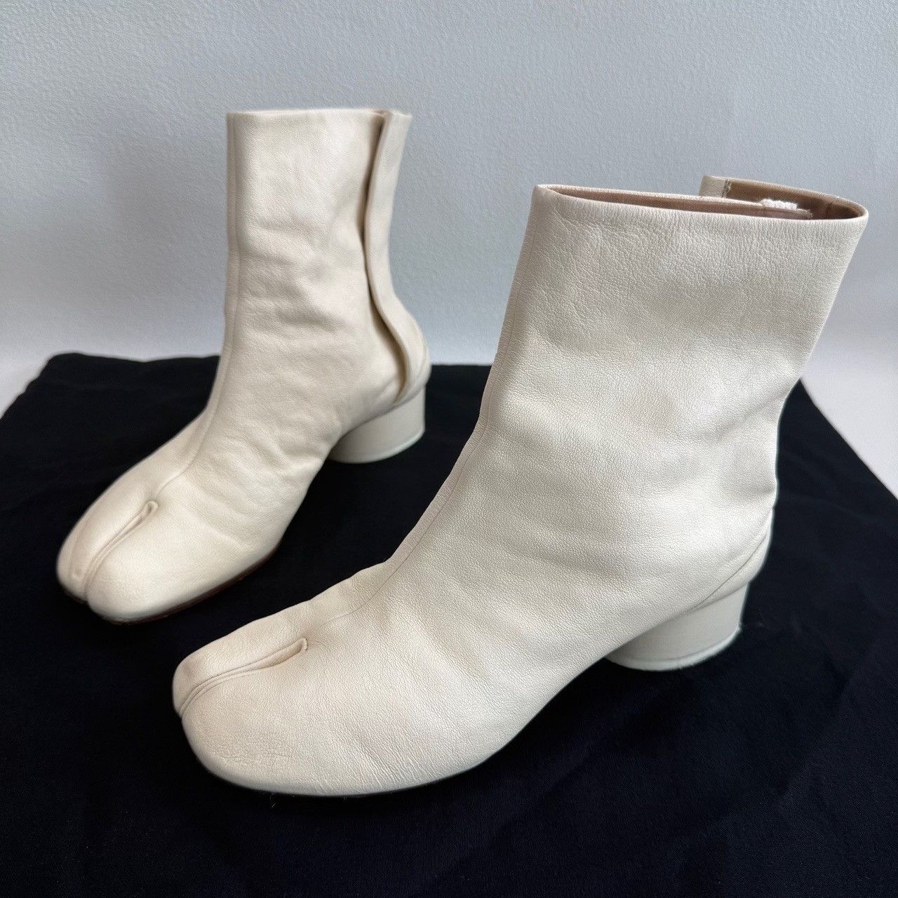 Maison Margiela Maison Margiela White Tabi Boots Size 35.5 Size US 5.5 / IT 35.5 - 2 Thumbnail