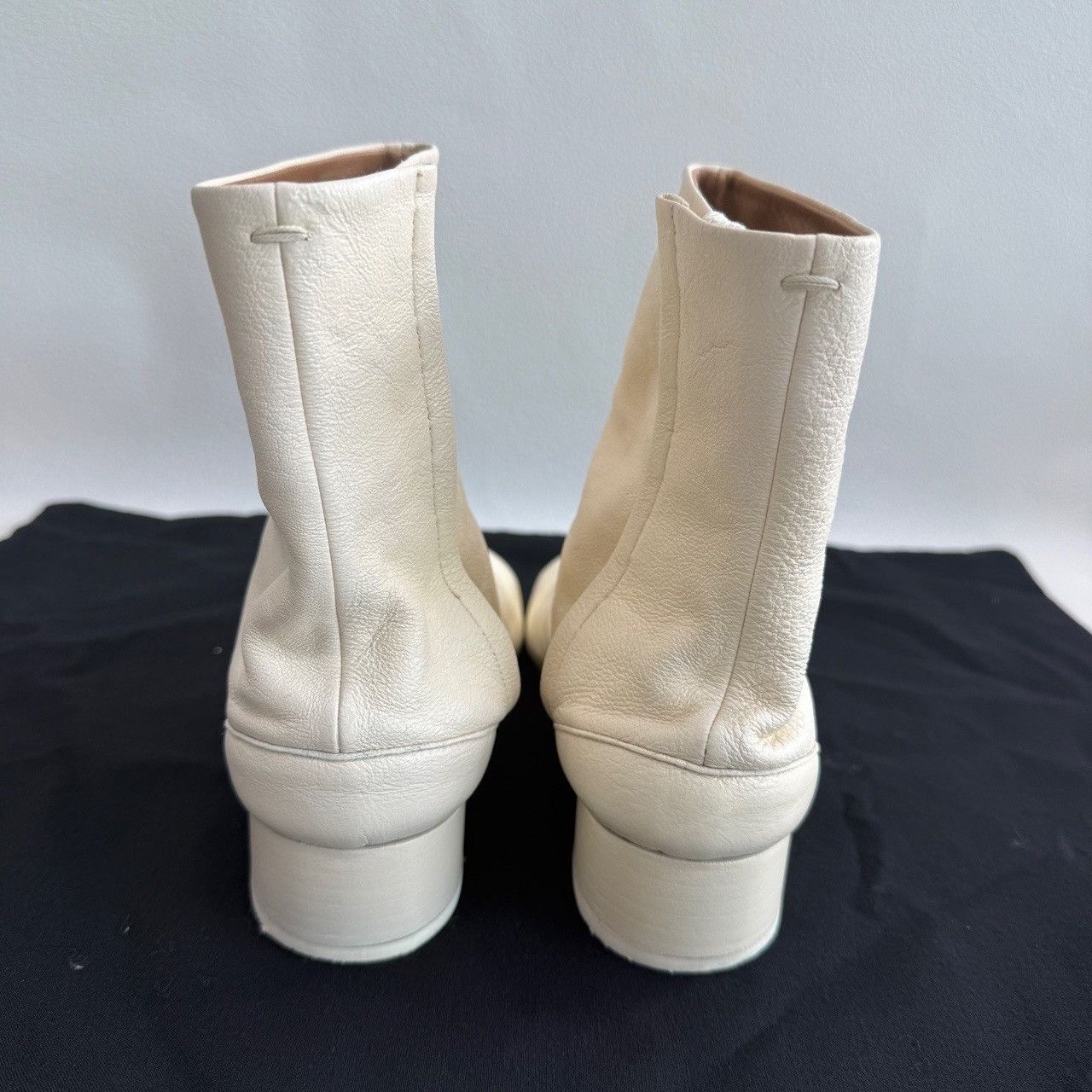 Maison Margiela Maison Margiela White Tabi Boots Size 35.5 Size US 5.5 / IT 35.5 - 6 Thumbnail