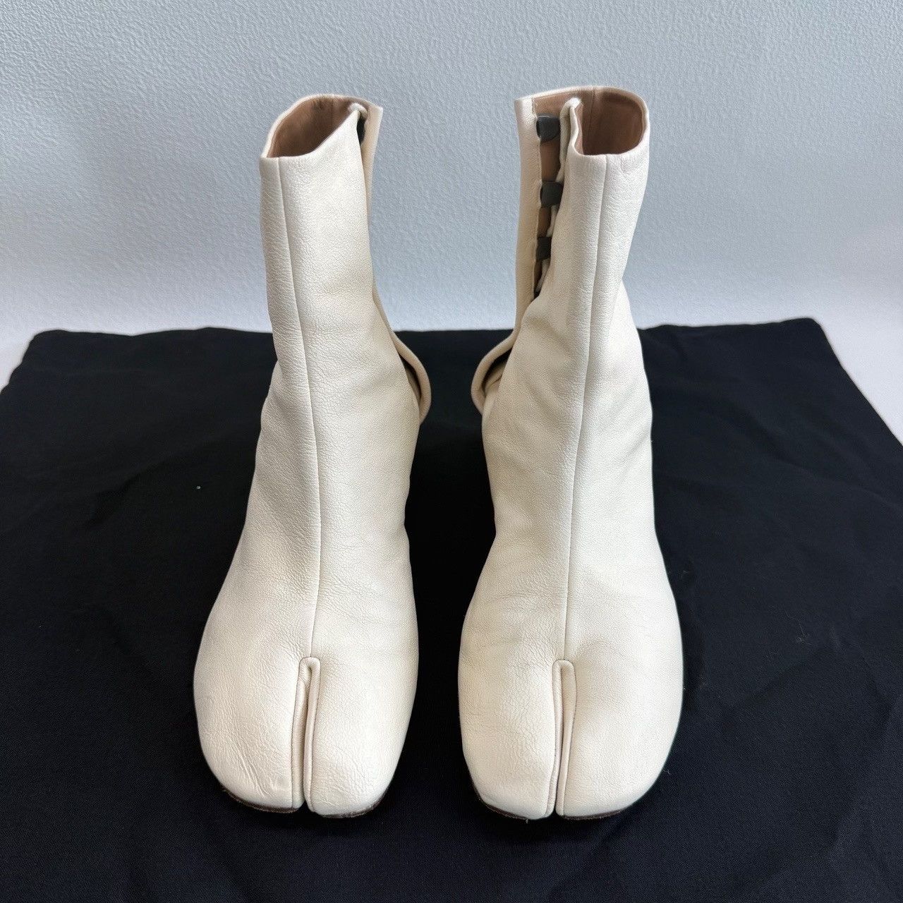 Maison Margiela Maison Margiela White Tabi Boots Size 35.5 Size US 5.5 / IT 35.5 - 3 Thumbnail