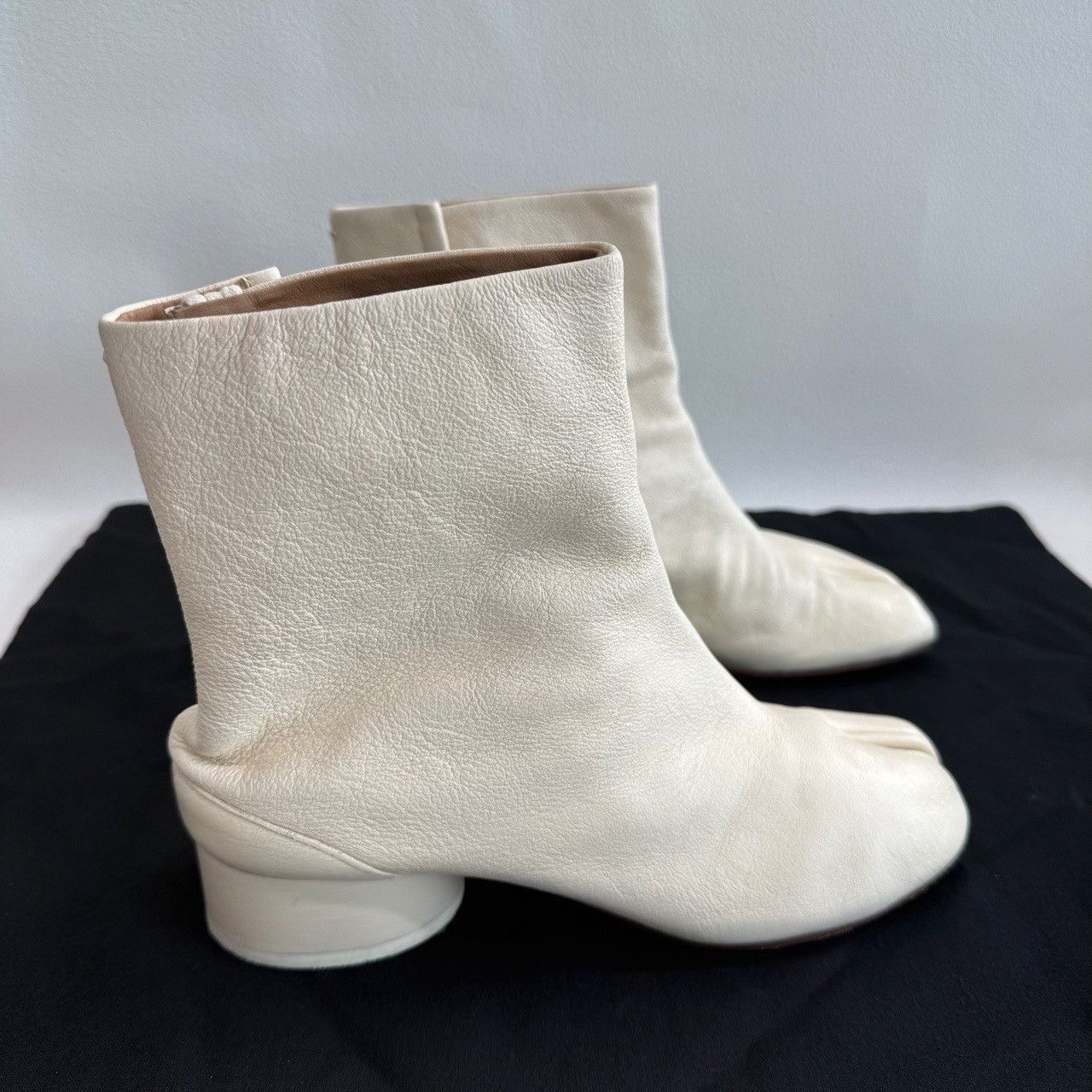 Maison Margiela Maison Margiela White Tabi Boots Size 35.5 Size US 5.5 / IT 35.5 - 5 Thumbnail