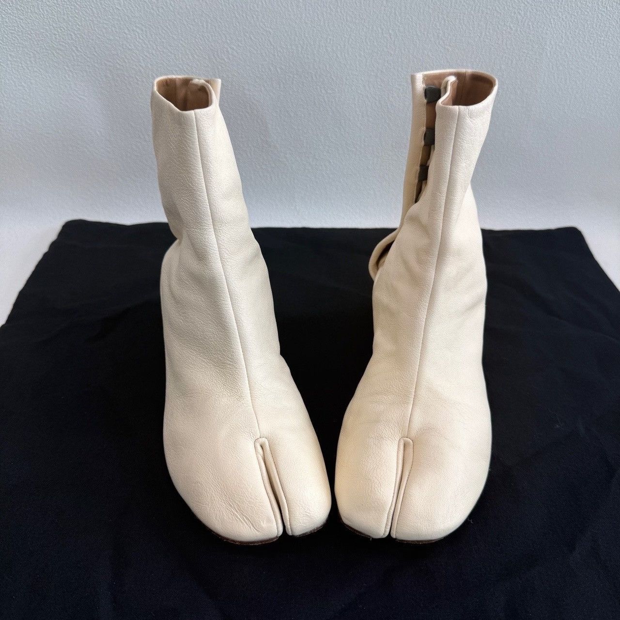 Maison Margiela Maison Margiela White Tabi Boots Size 35.5 Size US 5.5 / IT 35.5 - 10 Thumbnail