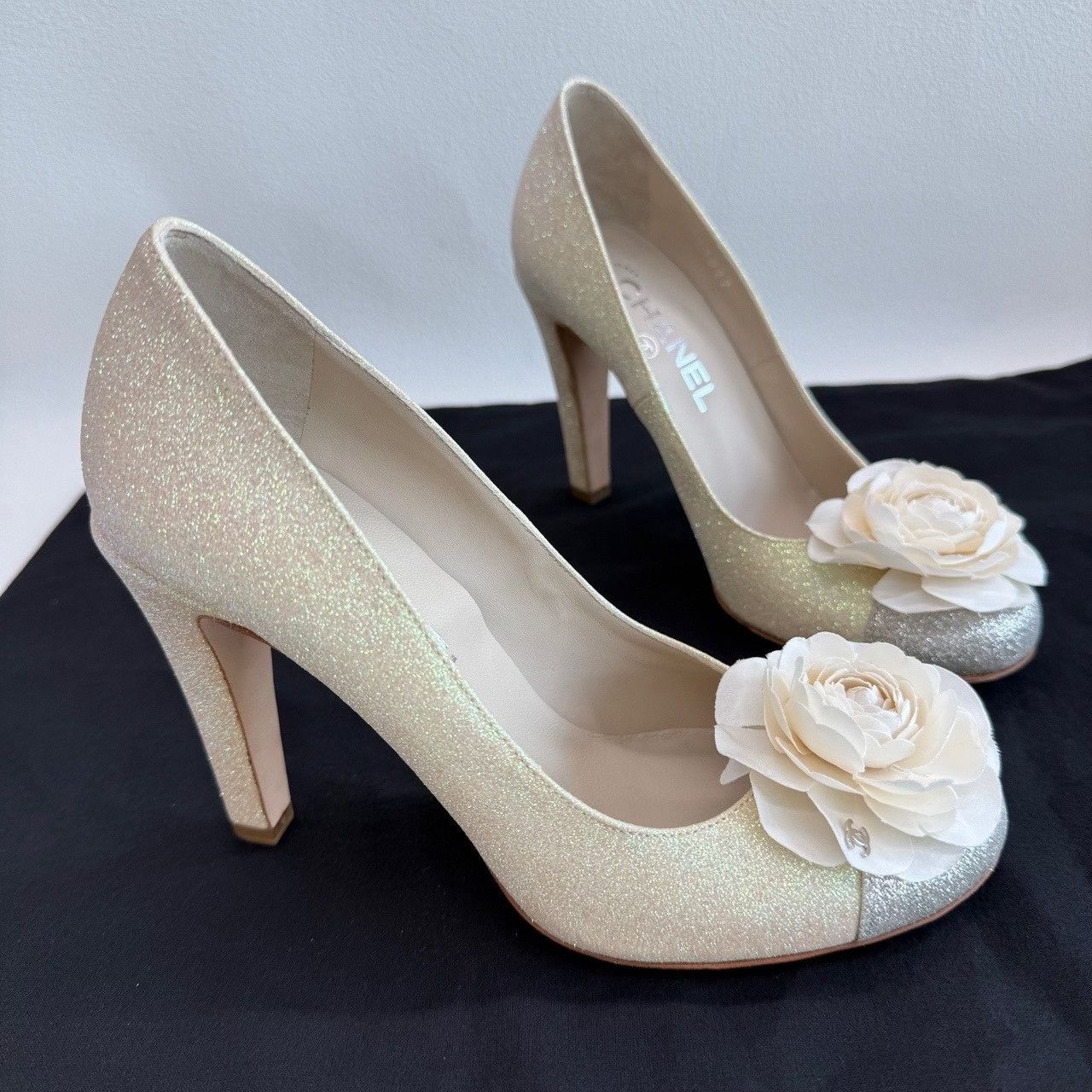 Chanel Chanel Glitter Camellia Heels Size 37.5 Size US 7.5 / IT 37.5 - 4 Thumbnail