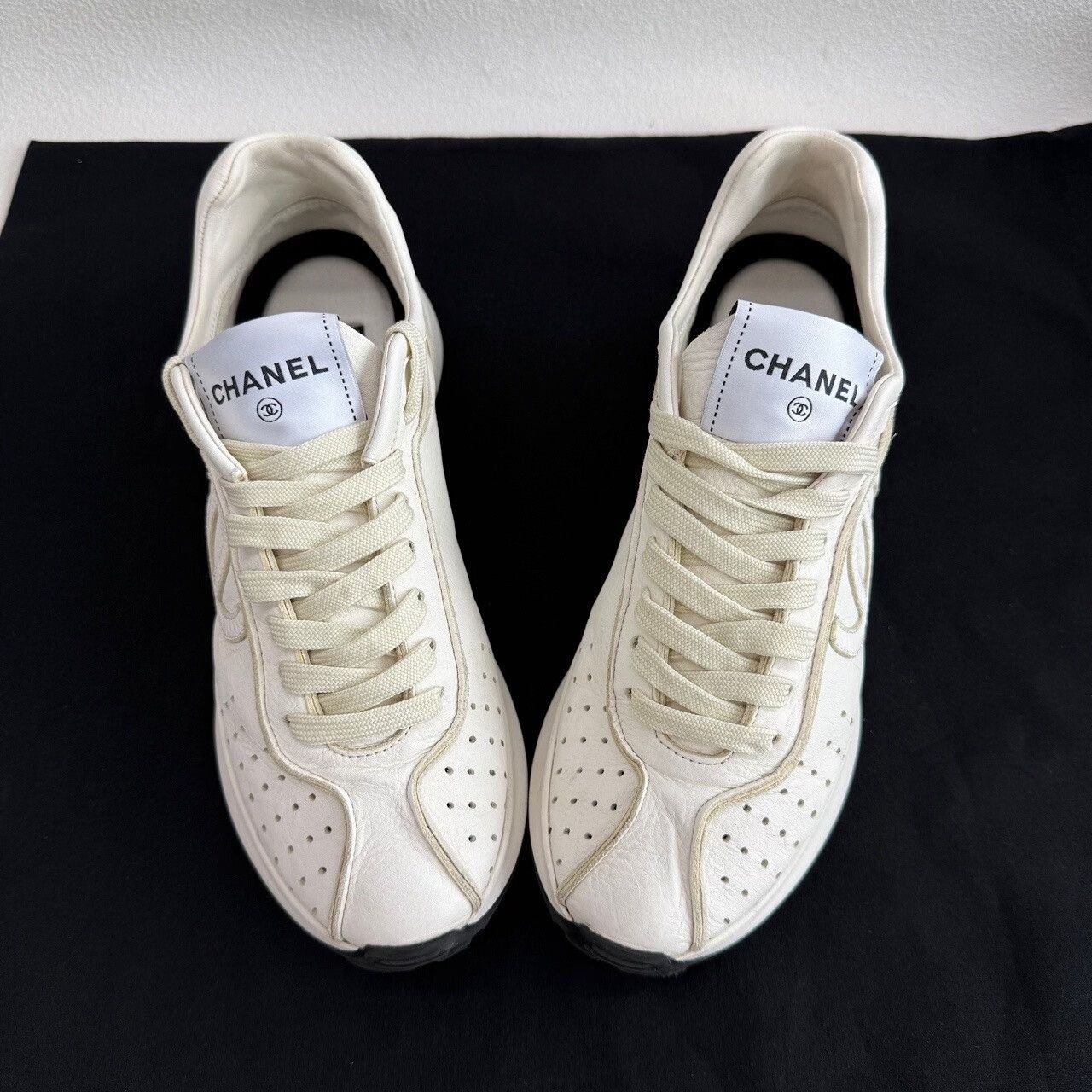 Chanel Chanel White Leather Low-Top Sneakers Size 38 Size US 8 / IT 38 - 10 Thumbnail