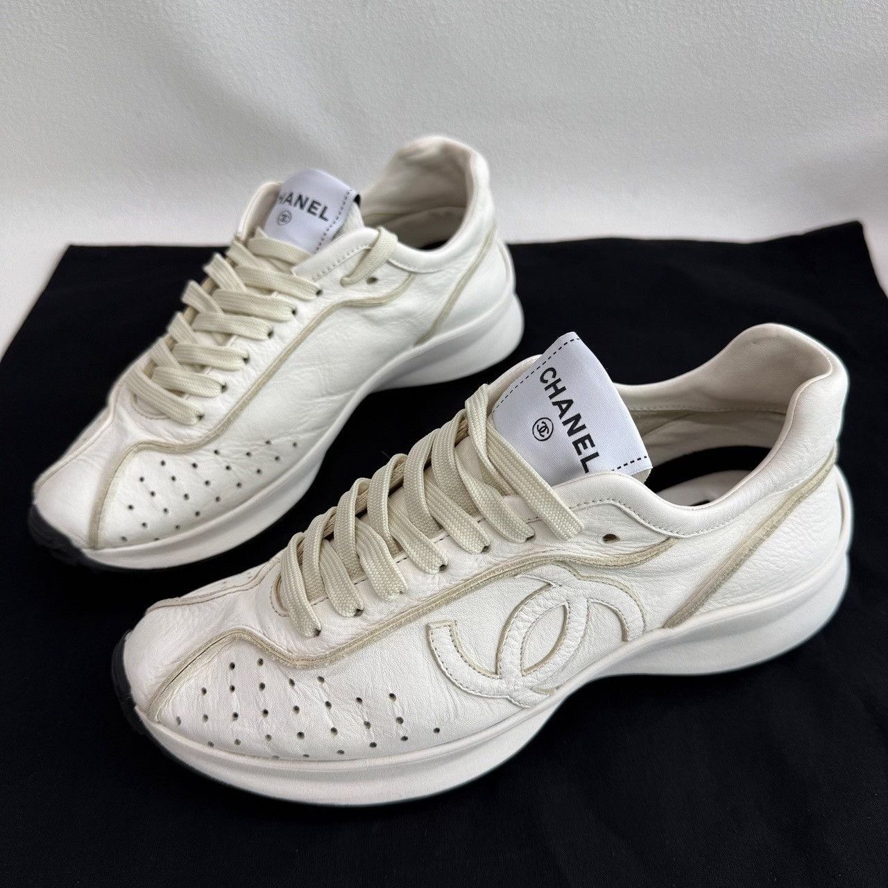 Chanel Chanel White Leather Low-Top Sneakers Size 38 Size US 8 / IT 38 - 2 Thumbnail