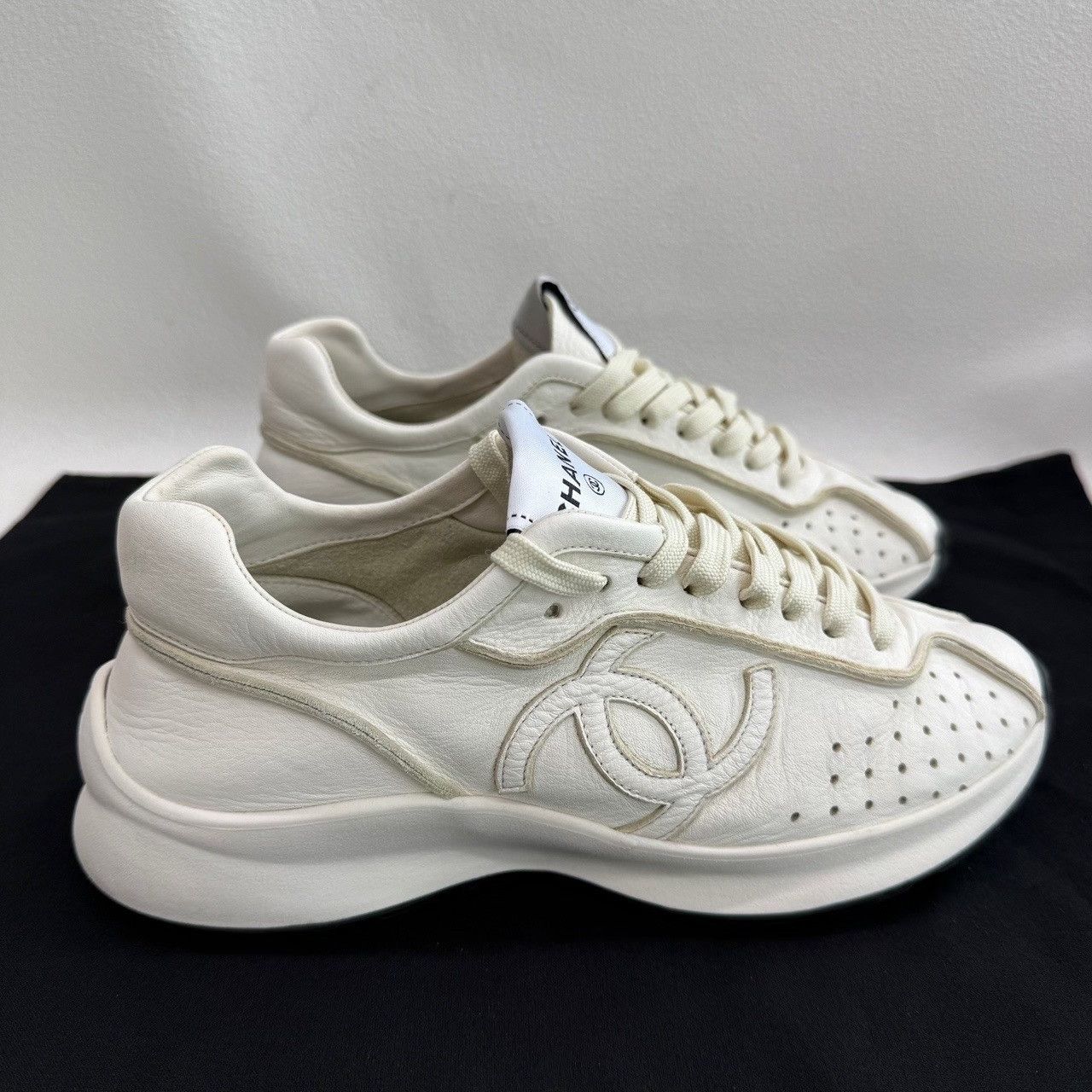 Chanel Chanel White Leather Low-Top Sneakers Size 38 Size US 8 / IT 38 - 5 Thumbnail