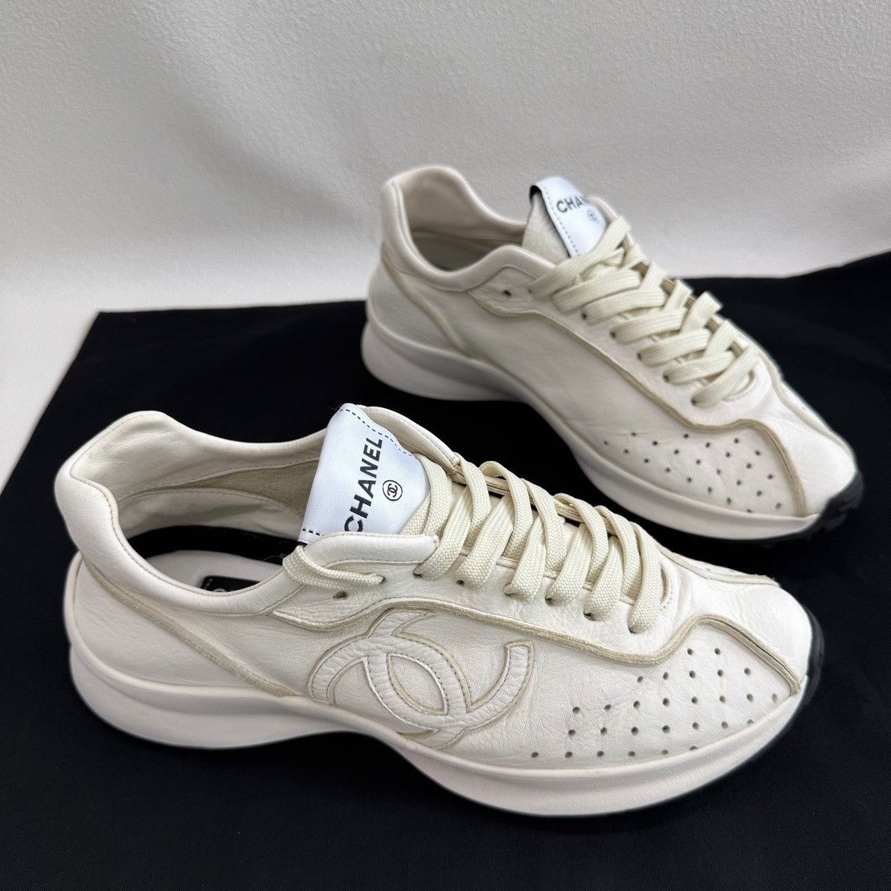 Chanel Chanel White Leather Low-Top Sneakers Size 38 Size US 8 / IT 38 - 4 Thumbnail