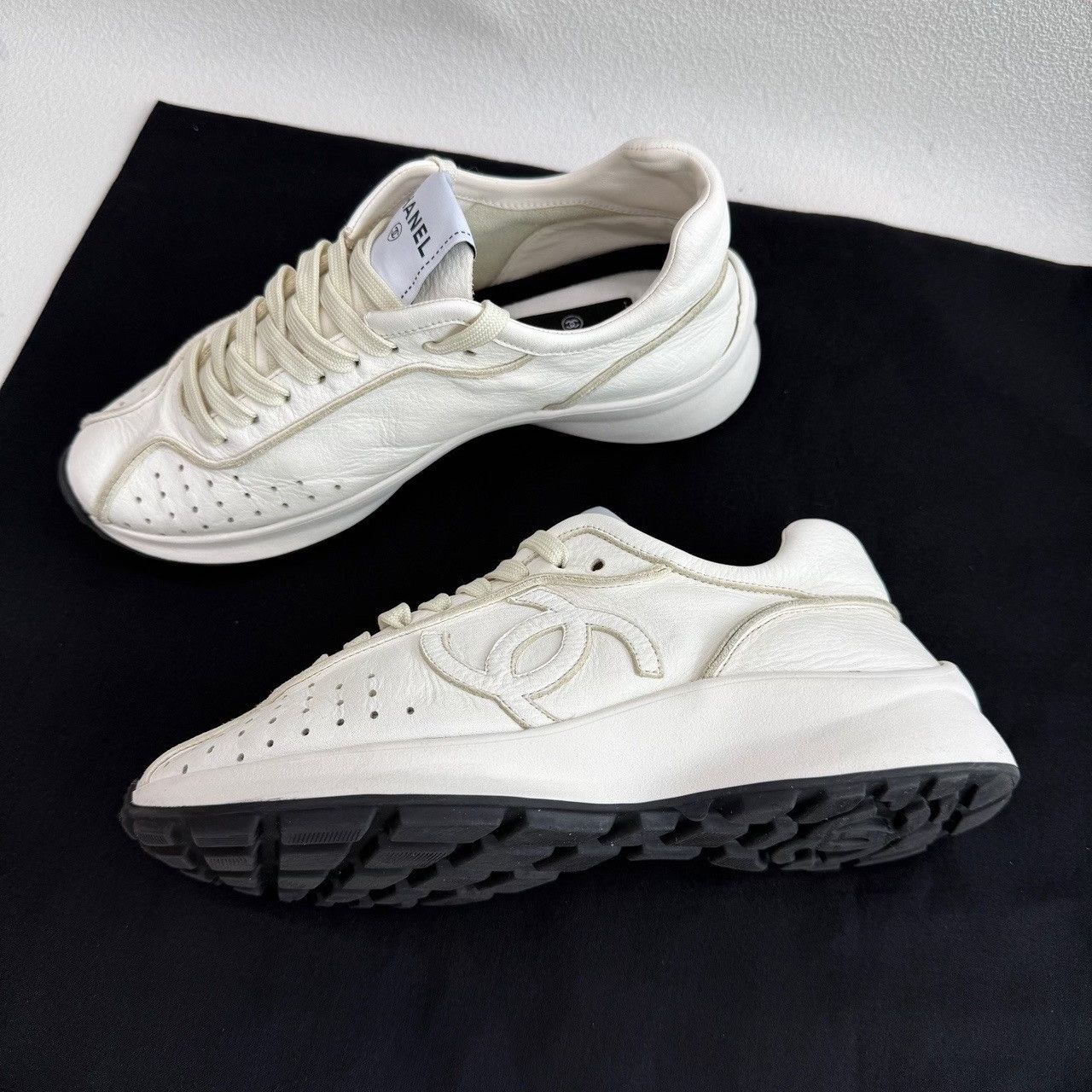 Chanel Chanel White Leather Low-Top Sneakers Size 38 Size US 8 / IT 38 - 9 Thumbnail