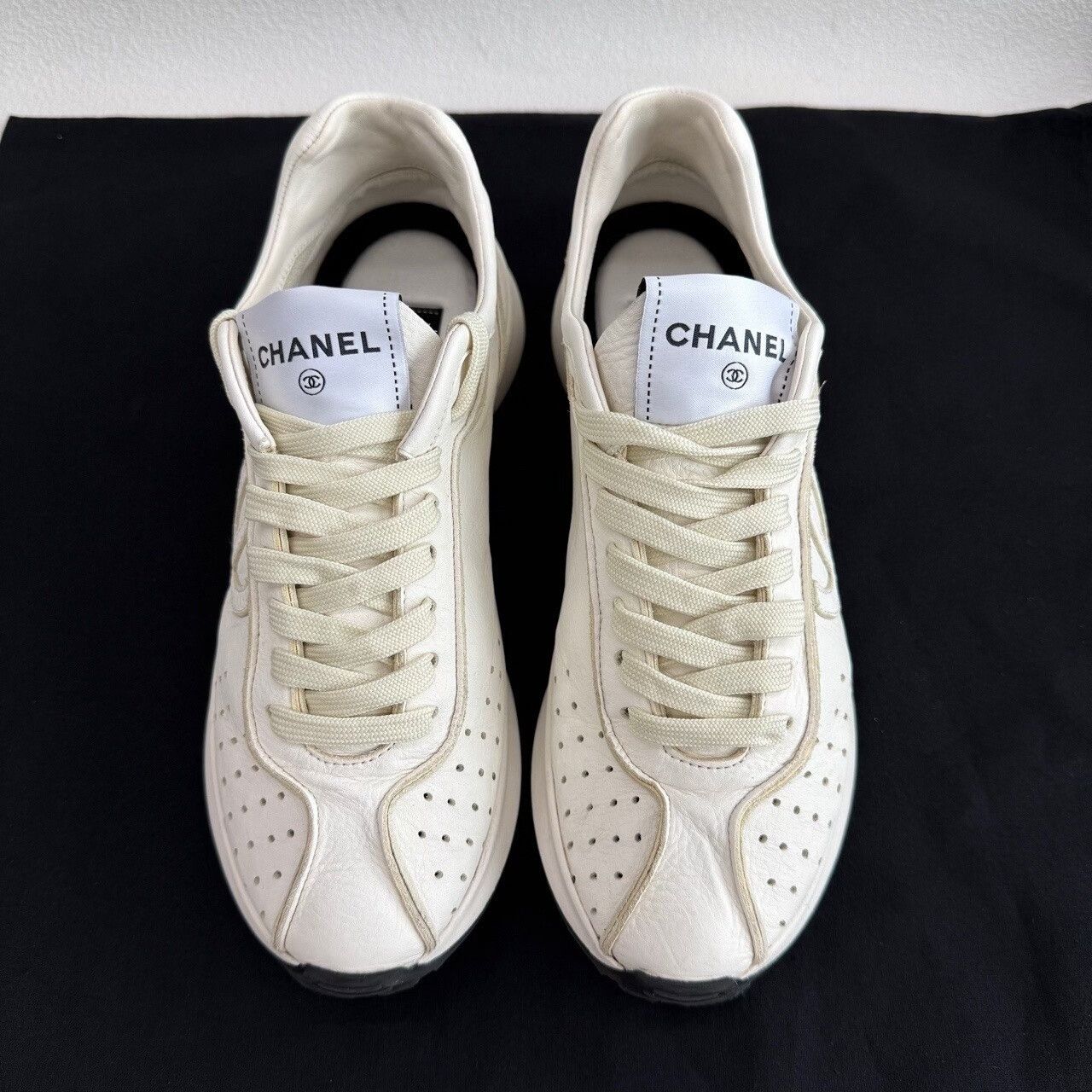 Chanel Chanel White Leather Low-Top Sneakers Size 38 Size US 8 / IT 38 - 3 Thumbnail