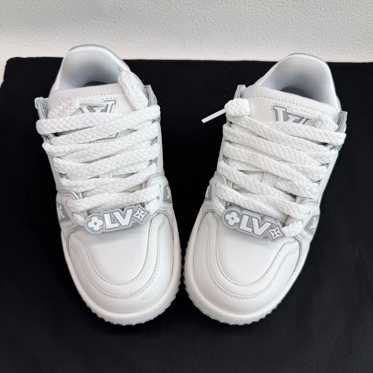 Louis Vuitton Louis Vuitton Trainer Maxi Sneakers Size 34 Size US 4 / IT 34 - 10 Thumbnail