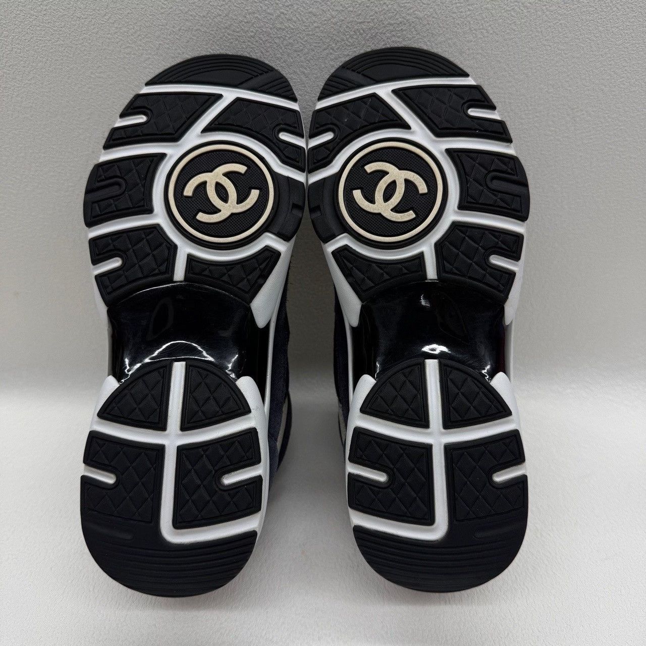 Chanel Chanel CC Logo Suede Mixed Media Sneakers Size 35 Size US 5 / IT 35 - 8 Thumbnail