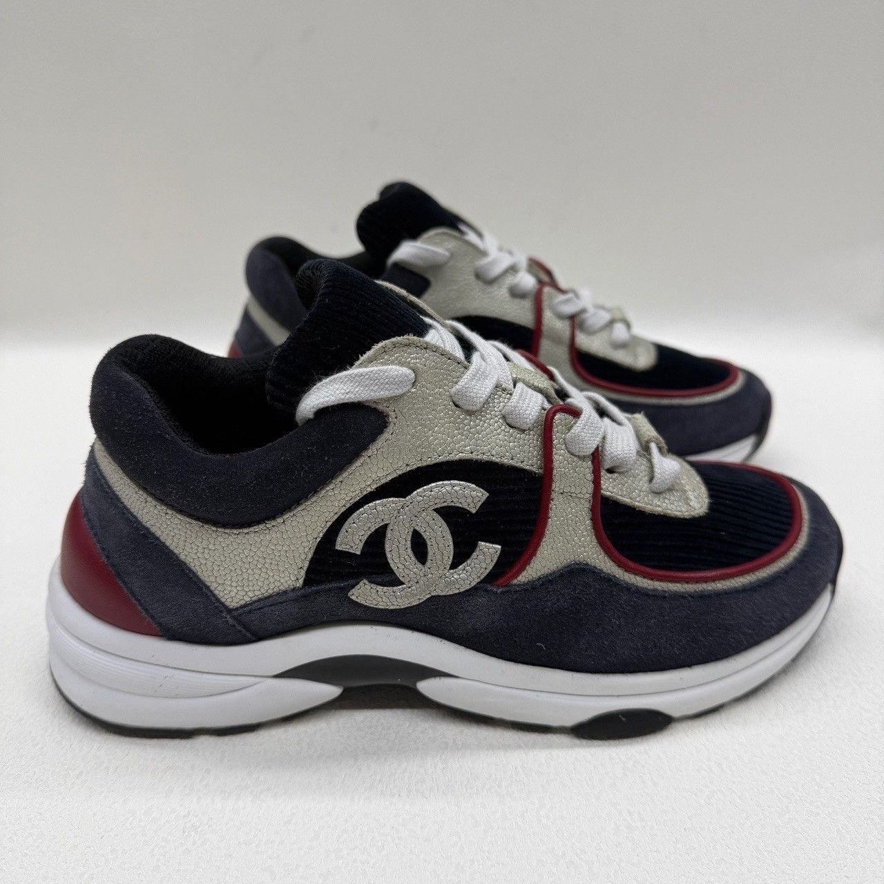 Chanel Chanel CC Logo Suede Mixed Media Sneakers Size 35 Size US 5 / IT 35 - 5 Thumbnail