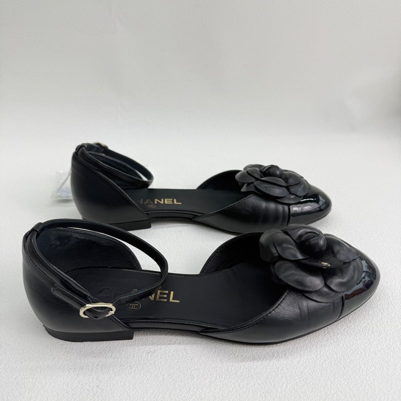 Chanel Chanel Camellia Leather Flats Size 36 Size US 6 / IT 36 - 6 Thumbnail