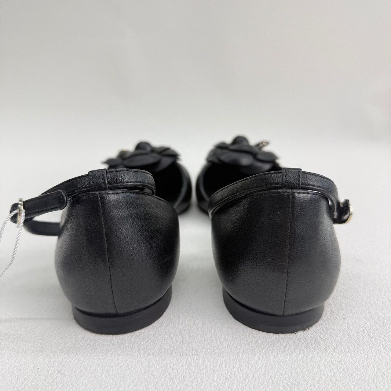 Chanel Chanel Camellia Leather Flats Size 36 Size US 6 / IT 36 - 9 Thumbnail
