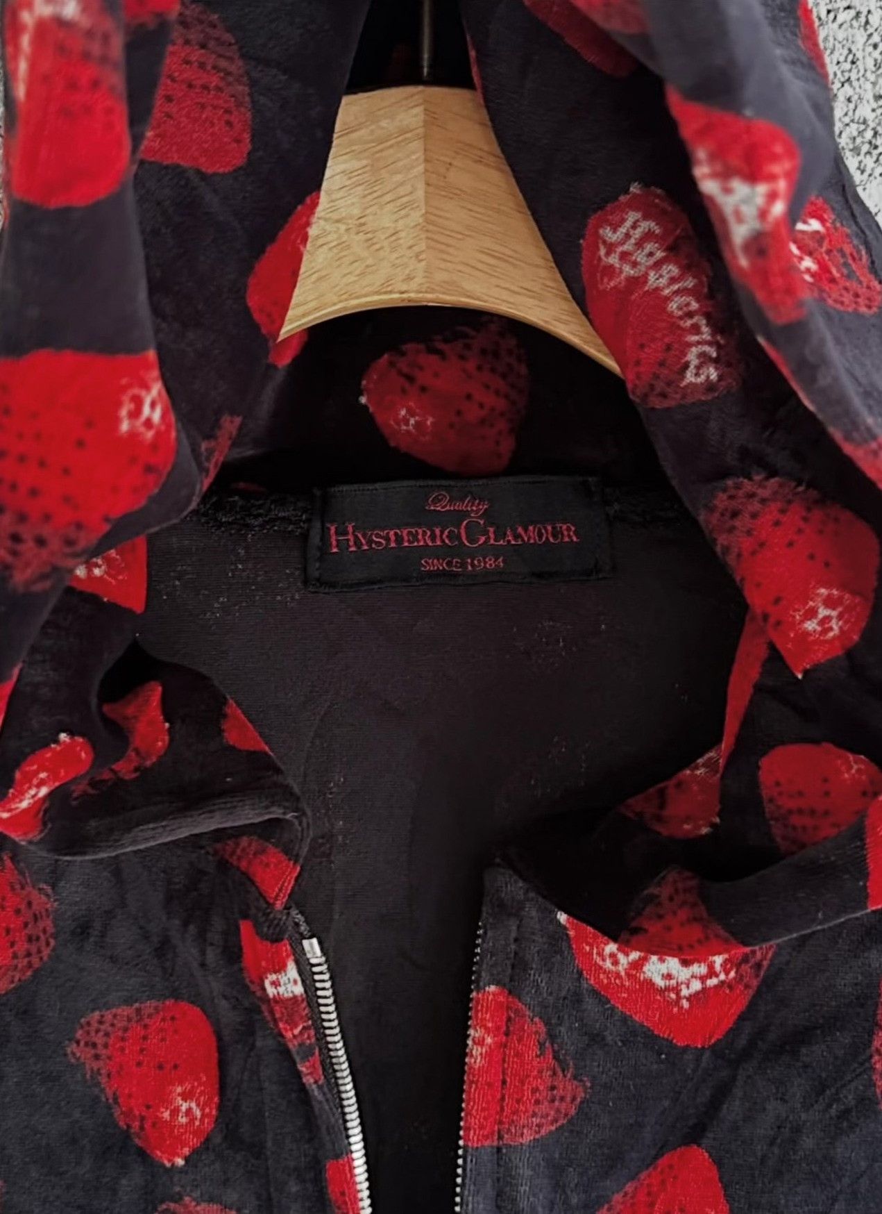 Hysteric Glamour Vintage Hysteric Glamour 2000s Strawberry Zip Hoodie Size M / US 6-8 / IT 42-44 - 5 Thumbnail