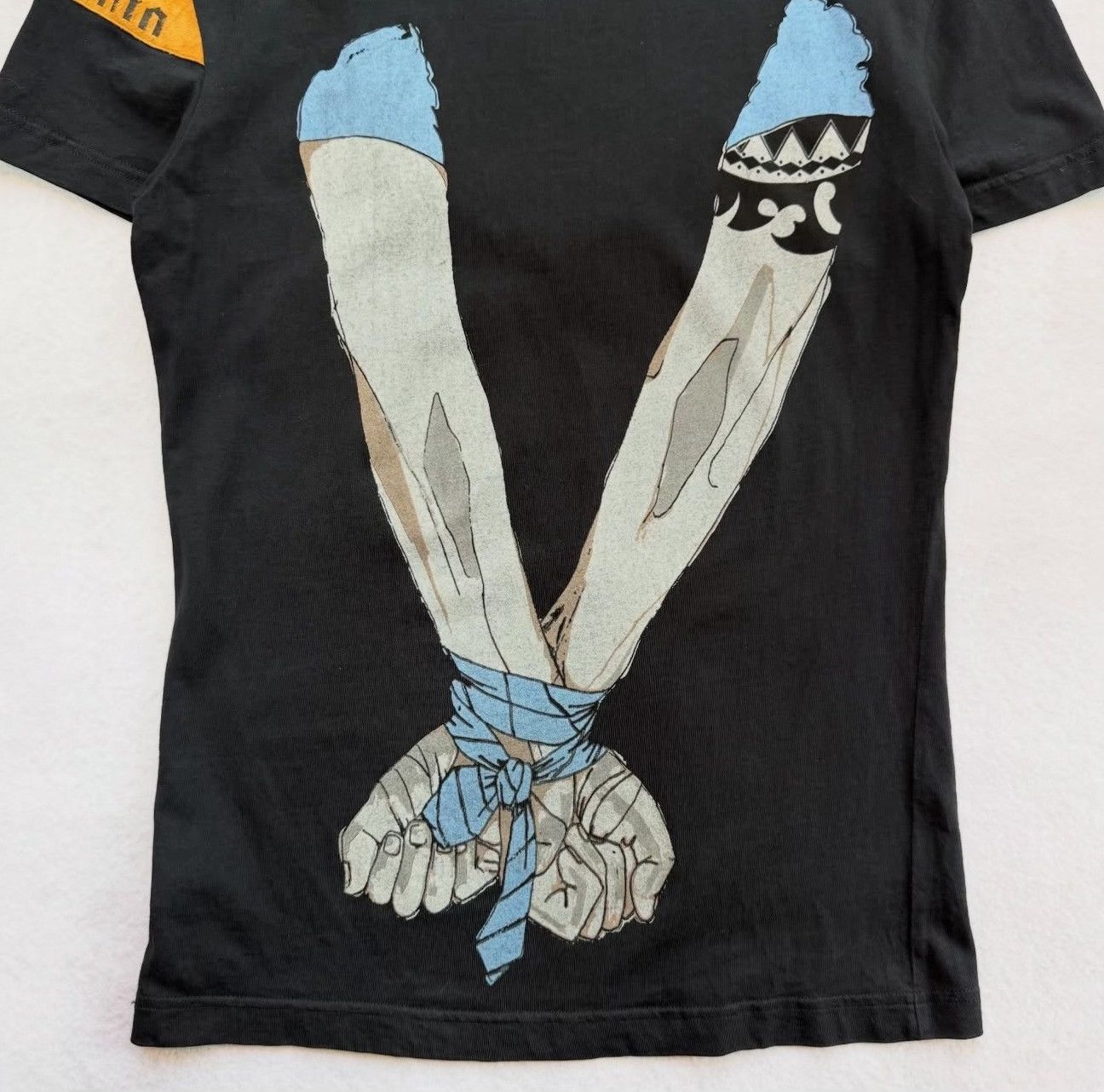 Vintage Vintage John Galliano 2005 Bound Hands V-Neck T-Shirt Size M / US 6-8 / IT 42-44 - 2 Thumbnail