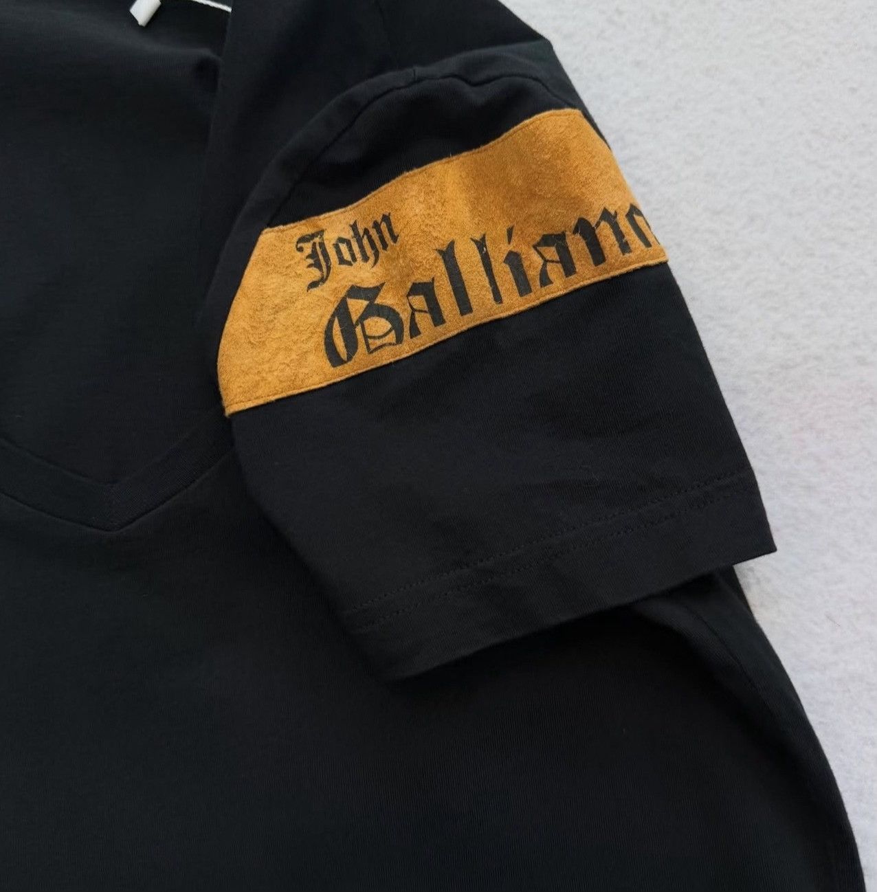 Vintage Vintage John Galliano 2005 Bound Hands V-Neck T-Shirt Size M / US 6-8 / IT 42-44 - 7 Thumbnail