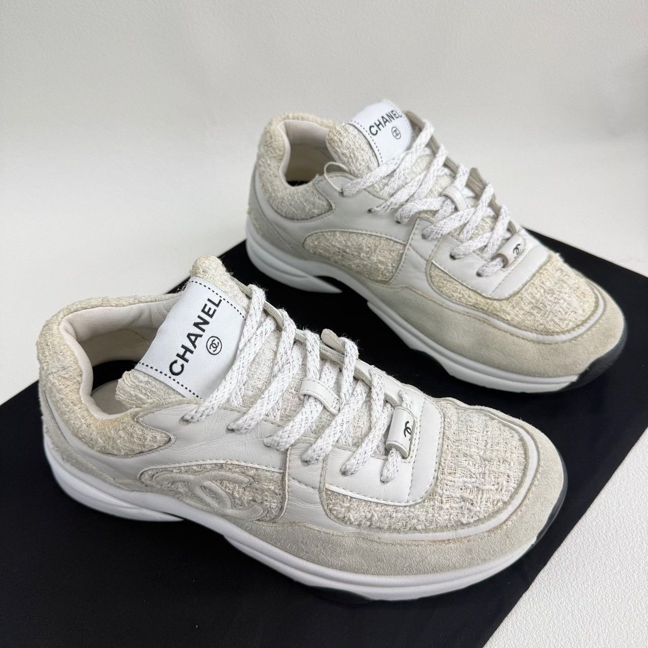 Chanel Chanel Tweed Leather Low-Top Sneakers Size 38 Size US 7 / IT 37 - 4 Thumbnail