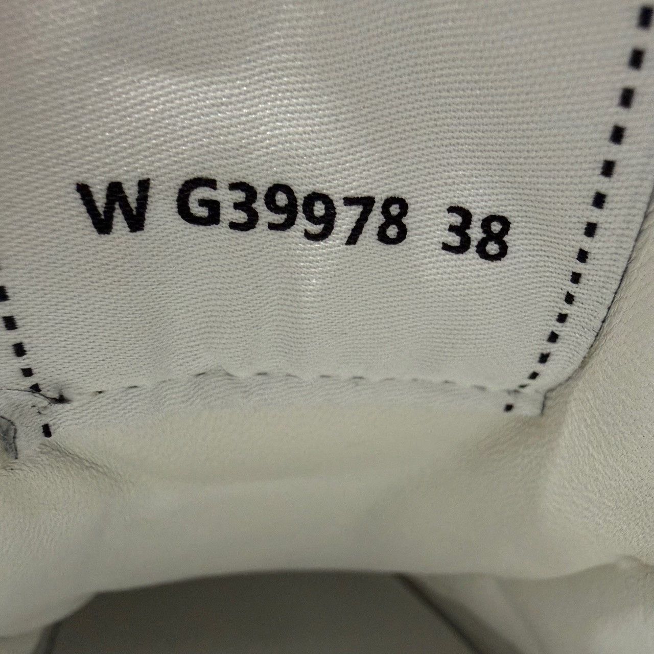 Chanel Chanel CC Logo Leather Sneakers Size 38 Size US 8 / IT 38 - 7 Thumbnail