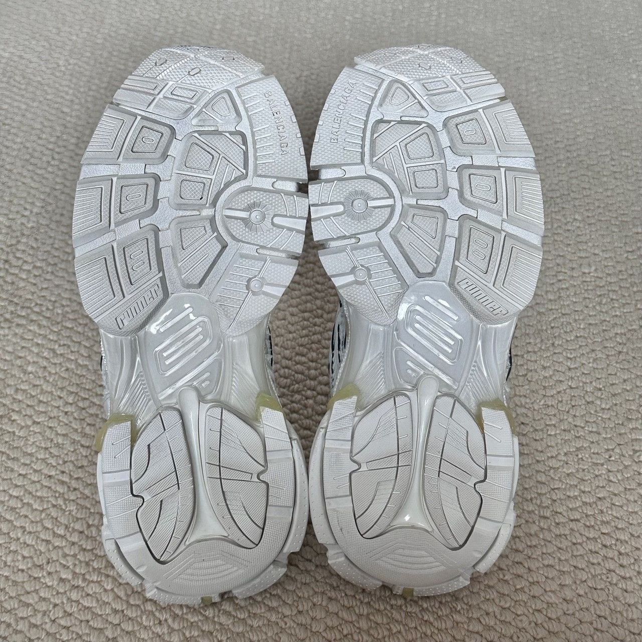 Balenciaga Balenciaga White Runner Sneakers Size 36 Size US 6 / IT 36 - 7 Thumbnail