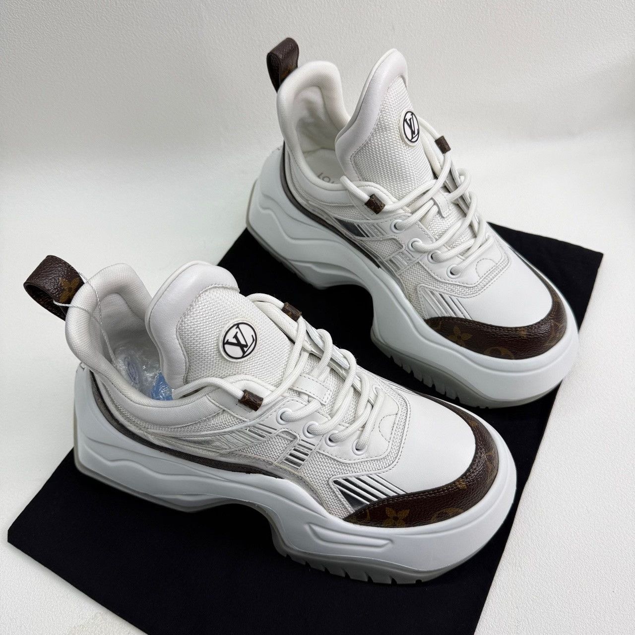Louis Vuitton Louis Vuitton Monogram Archlight Sneakers 37.5 Size US 7.5 / IT 37.5 - 4 Thumbnail