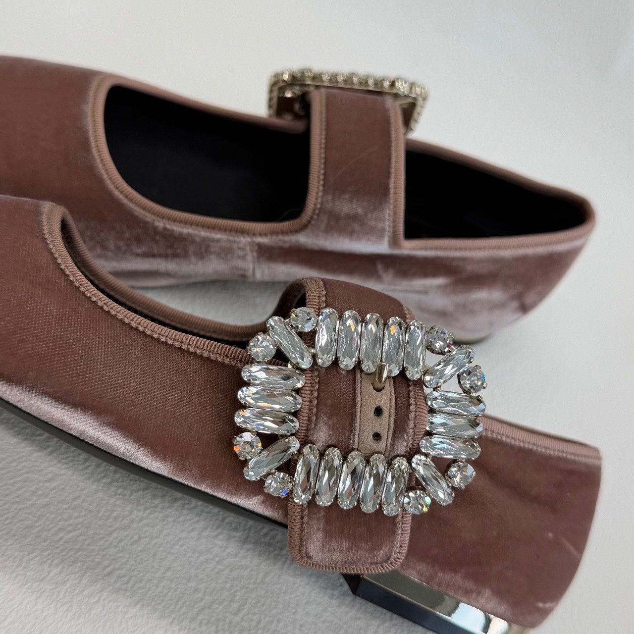 Roger Vivier Roger Vivier Très Vivier Crystal Velvet Flats Size 36 Size US 6 / IT 36 - 9 Thumbnail