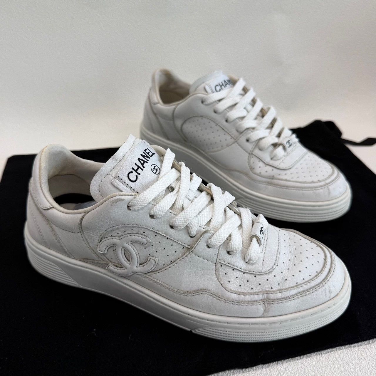 Chanel Chanel Leather CC Logo Low-Top Sneakers Size 36 Size US 6 / IT 36 - 4 Thumbnail