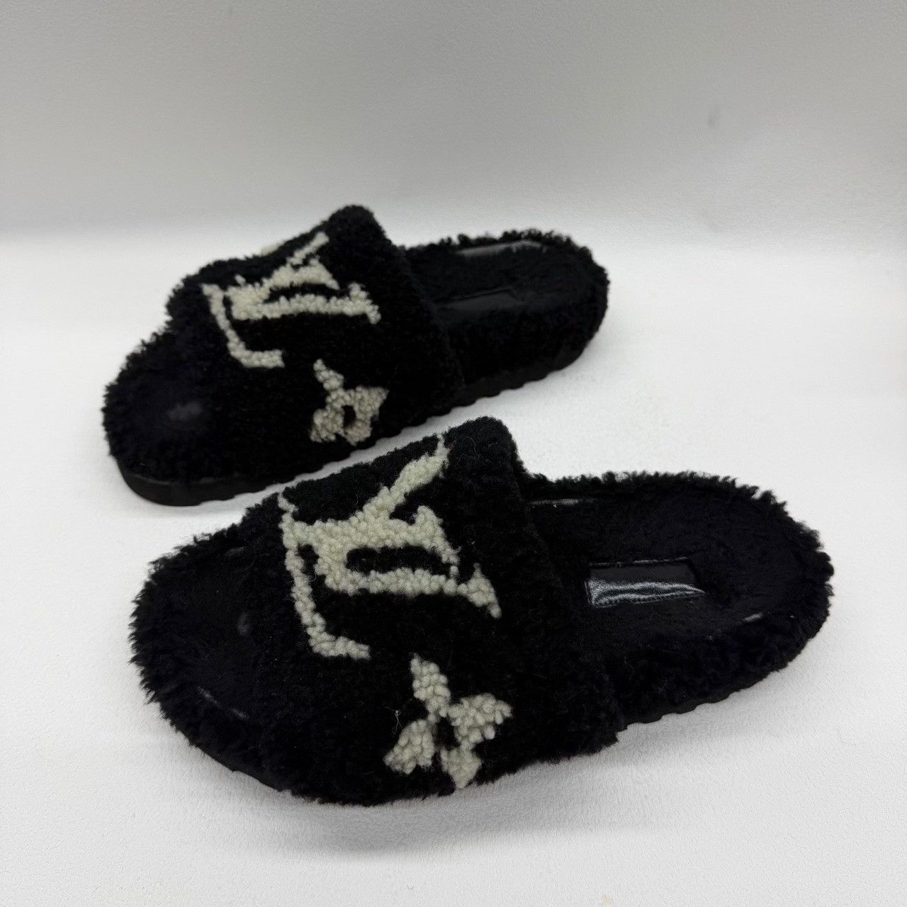 Louis Vuitton Louis Vuitton Monogram Paseo Shearling Slides Size 36 Size US 6 / IT 36 - 2 Thumbnail
