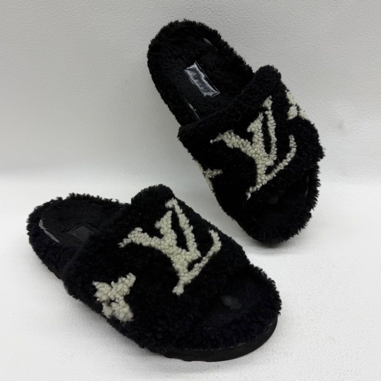 Louis Vuitton Louis Vuitton Monogram Paseo Shearling Slides Size 36 Size US 6 / IT 36 - 9 Thumbnail