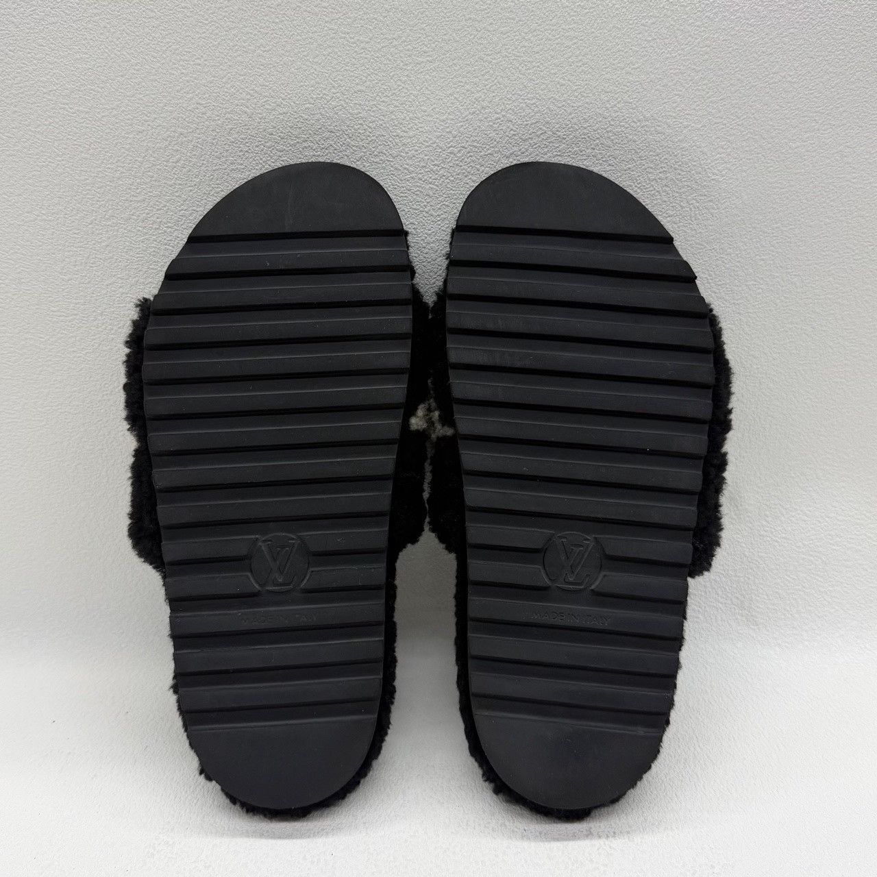 Louis Vuitton Louis Vuitton Monogram Paseo Shearling Slides Size 36 Size US 6 / IT 36 - 6 Thumbnail