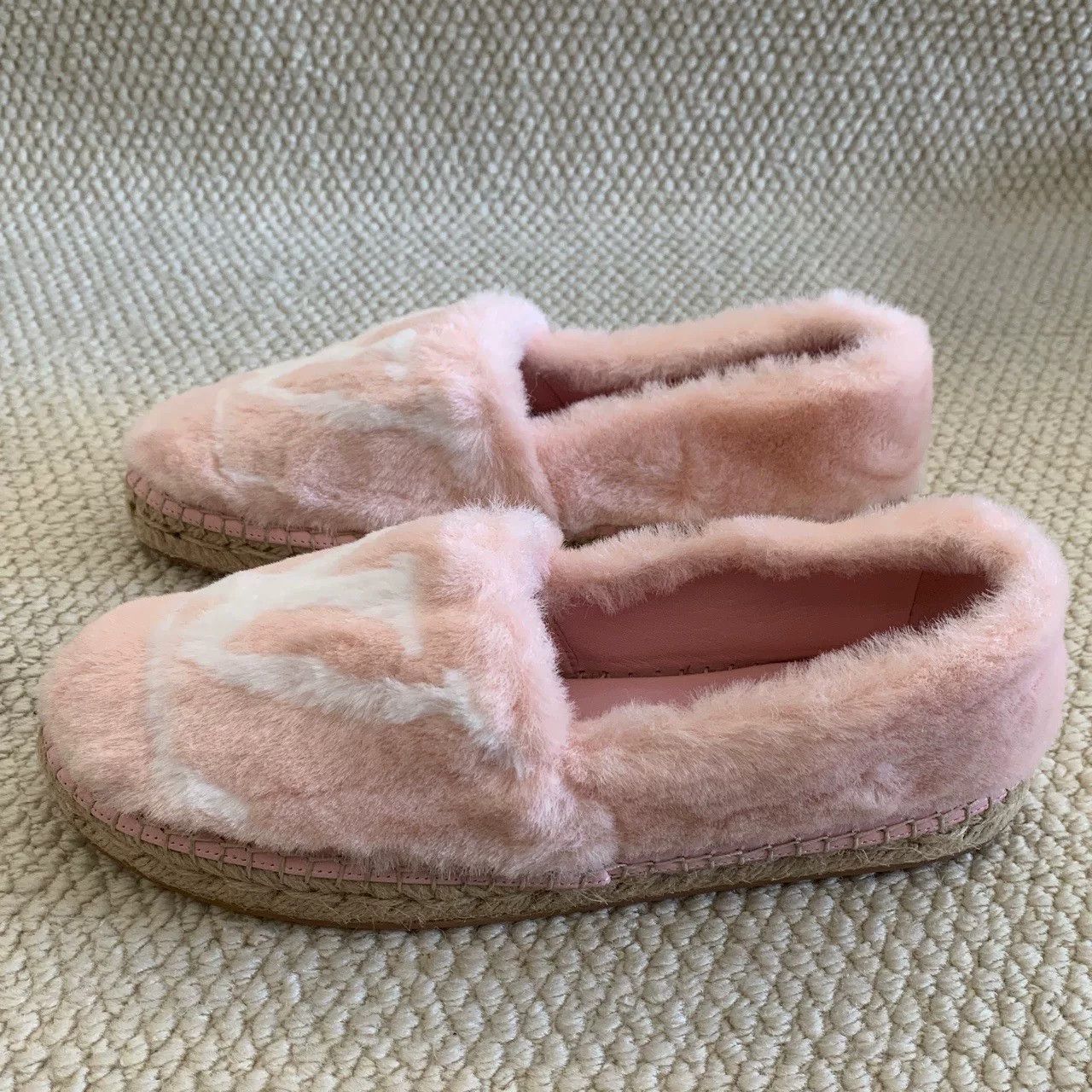 Louis Vuitton Louis Vuitton Pink Mink Fur Flats Size 37 Size US 7 / IT 37 - 2 Thumbnail
