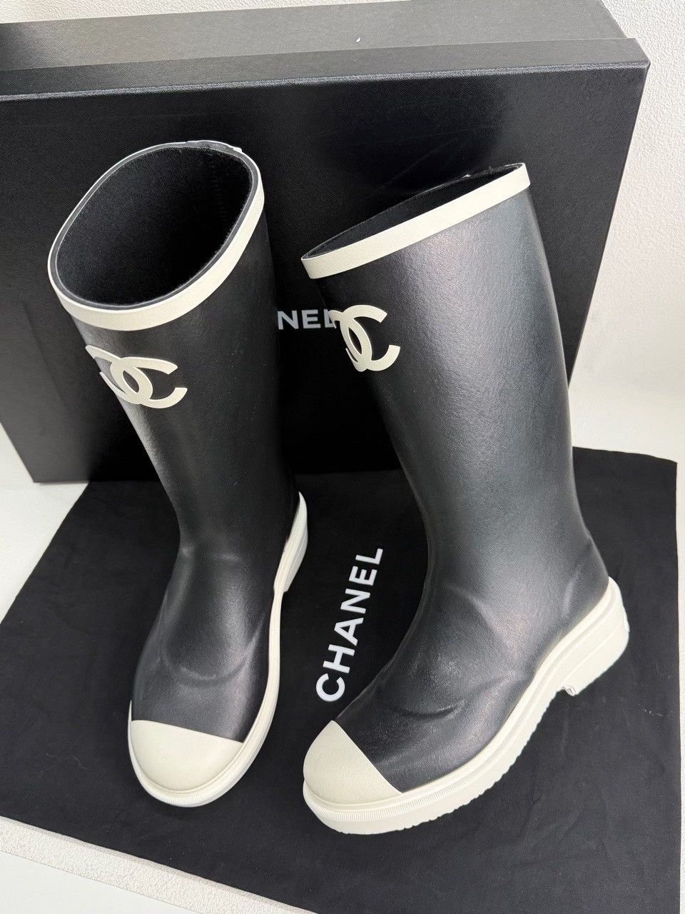 Chanel Chanel CC Logo Rubber Rain Boots Size 35 Size US 4 / IT 34 - 2 Thumbnail