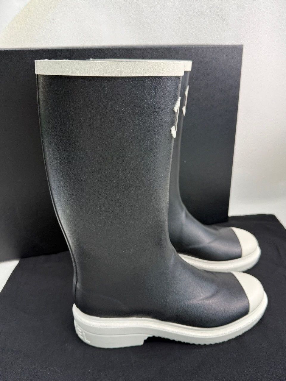 Chanel Chanel CC Logo Rubber Rain Boots Size 35 Size US 4 / IT 34 - 6 Thumbnail