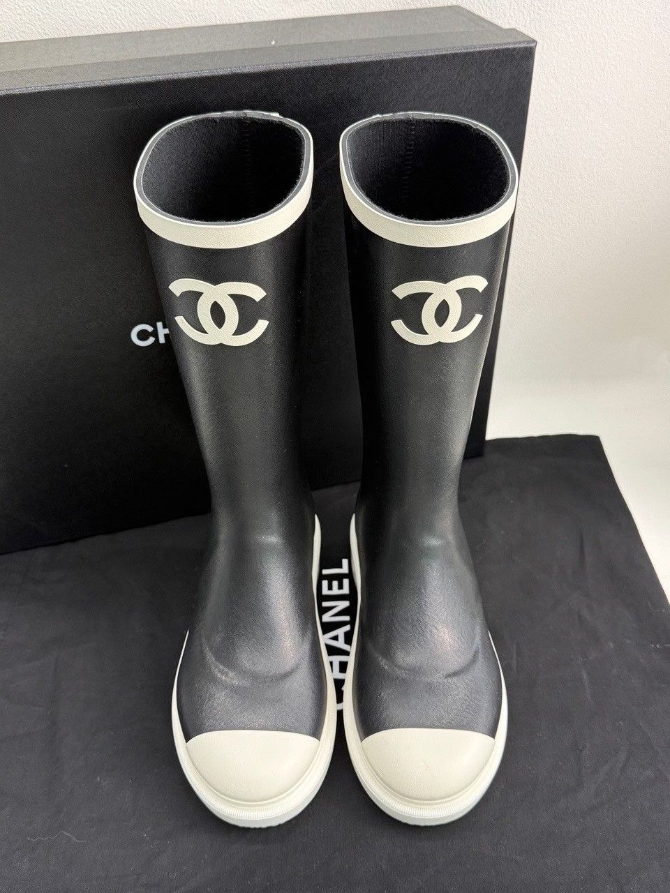 Chanel Chanel CC Logo Rubber Rain Boots Size 35 Size US 4 / IT 34 - 4 Thumbnail