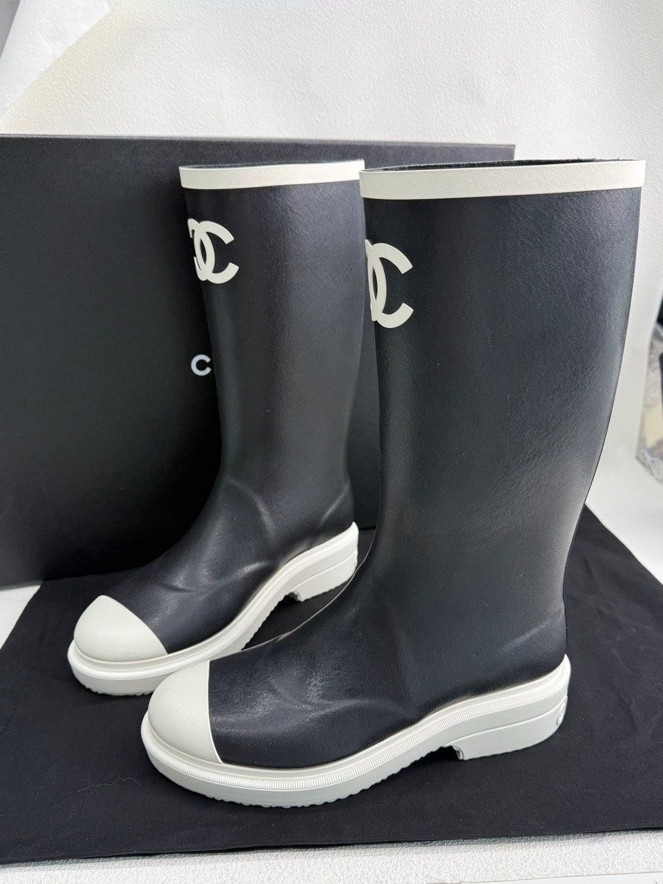 Chanel Chanel CC Logo Rubber Rain Boots Size 35 Size US 4 / IT 34 - 3 Thumbnail