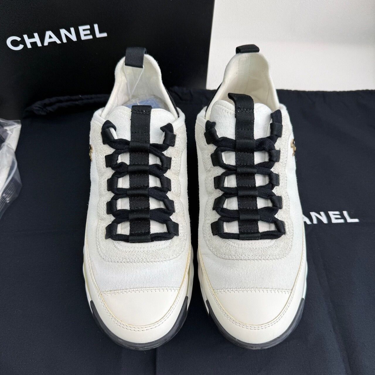 Chanel Chanel CC Logo Low-Top Sneakers Size 38 Size US 8 / IT 38 - 4 Thumbnail