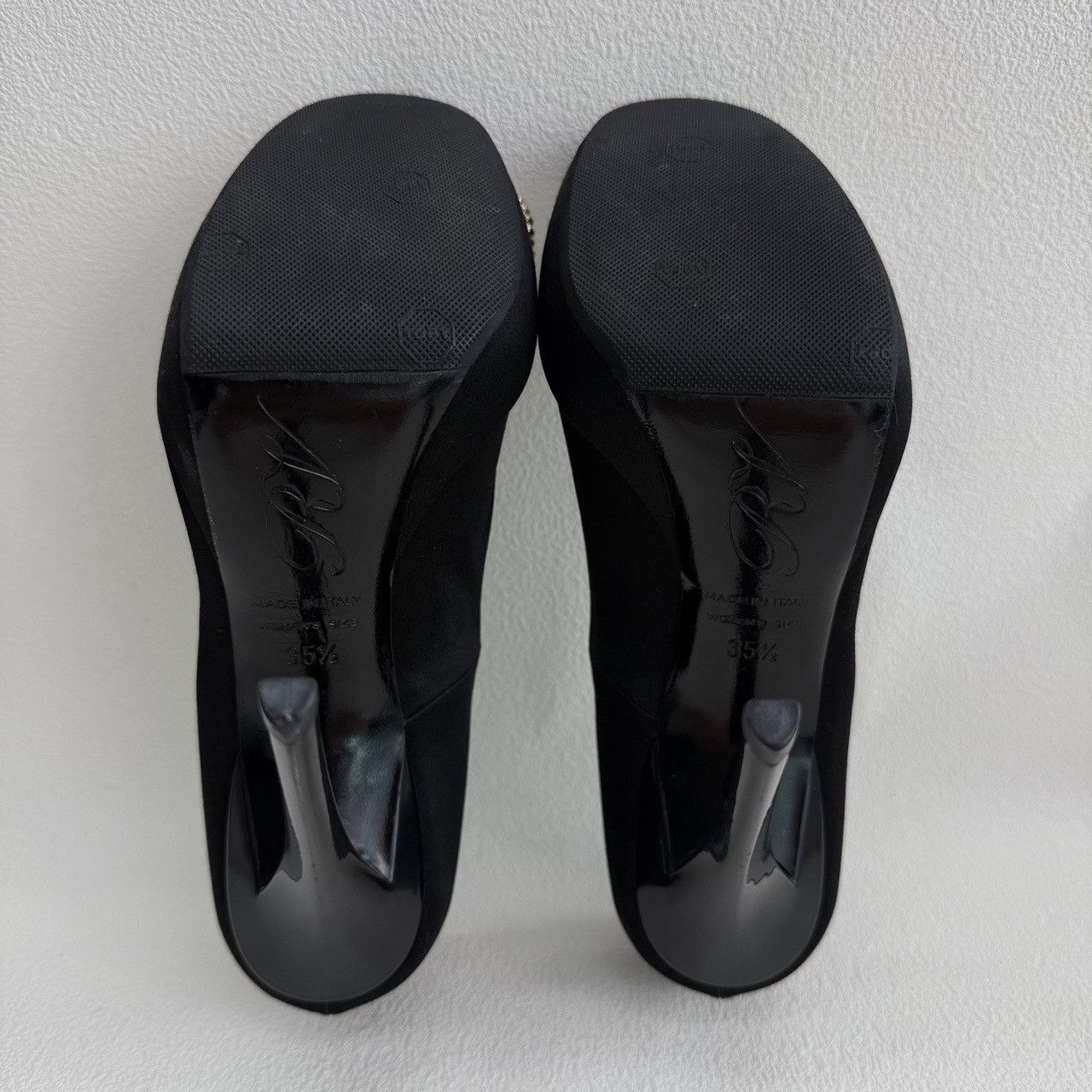 Roger Vivier Roger Vivier Crystal Buckle Satin Pumps Size 35.5 Size US 5.5 / IT 35.5 - 8 Thumbnail