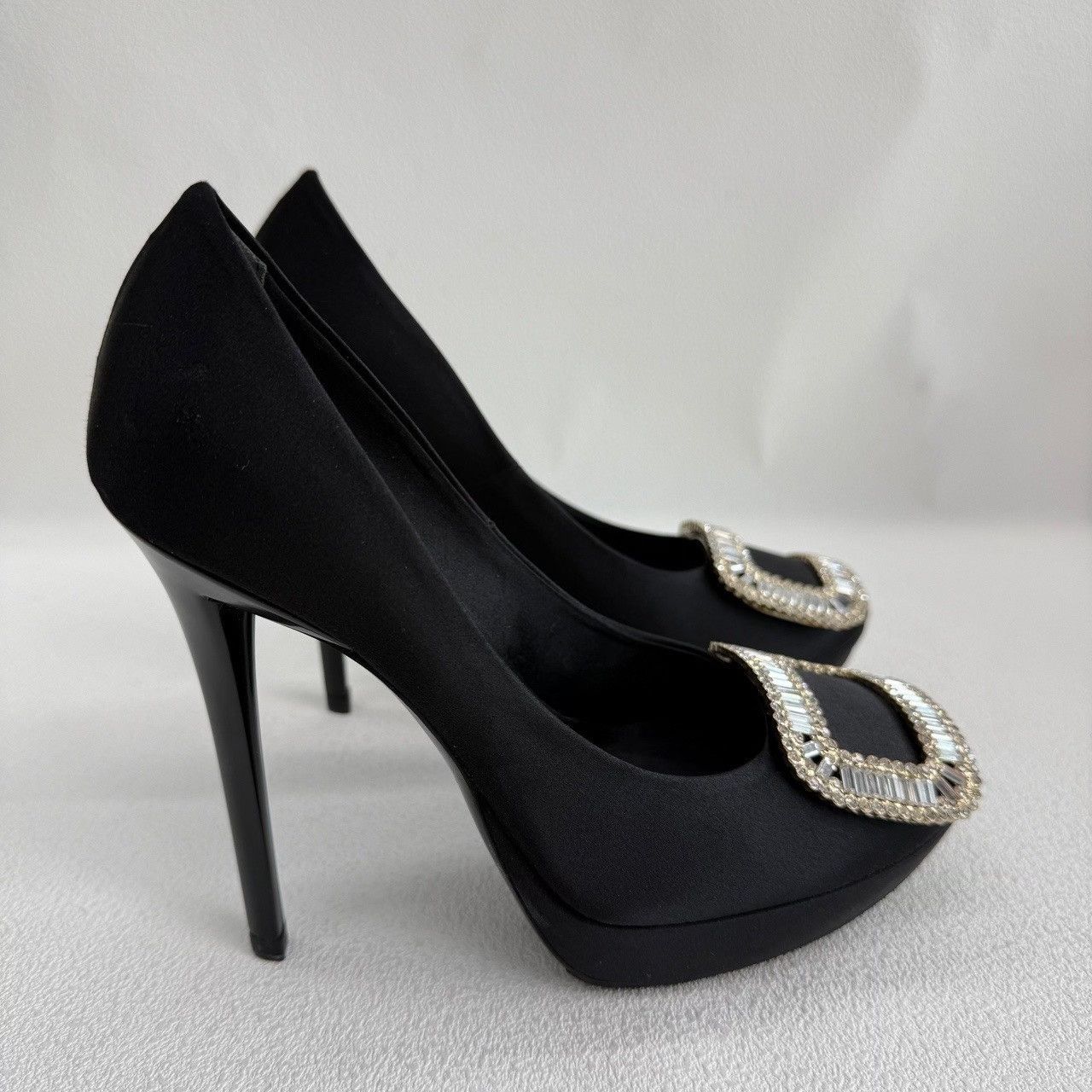 Roger Vivier Roger Vivier Crystal Buckle Satin Pumps Size 35.5 Size US 5.5 / IT 35.5 - 5 Thumbnail