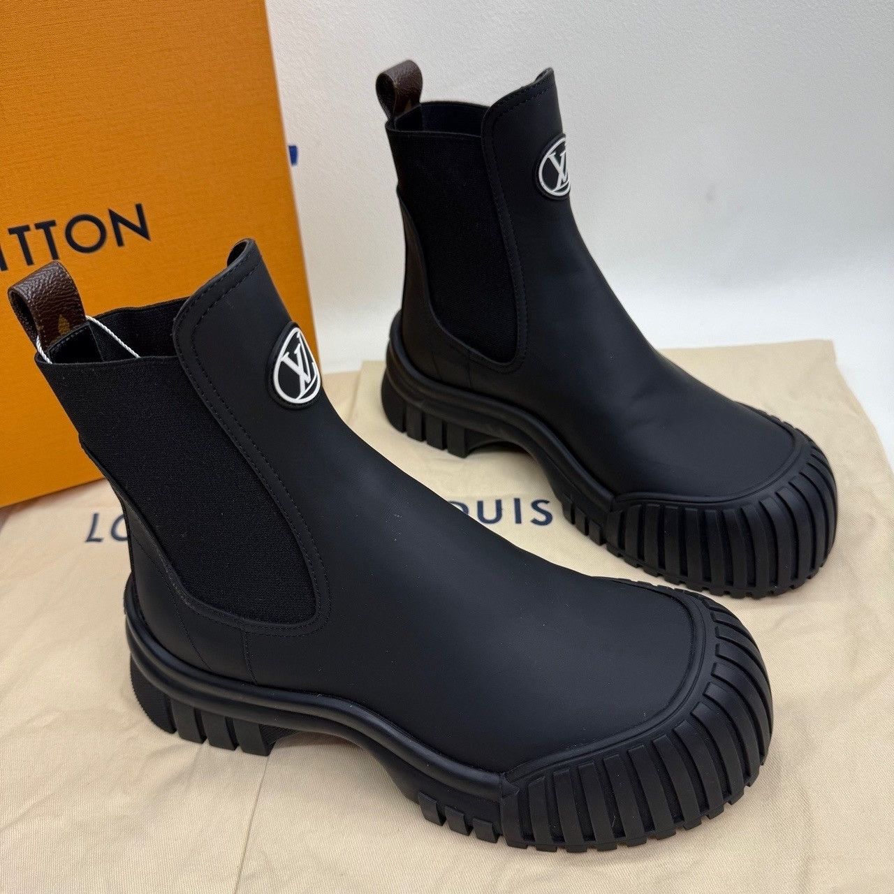 Louis Vuitton Louis Vuitton Ruby Chelsea Boots Size 36.5 Size US 6.5 / IT 36.5 - 5 Thumbnail