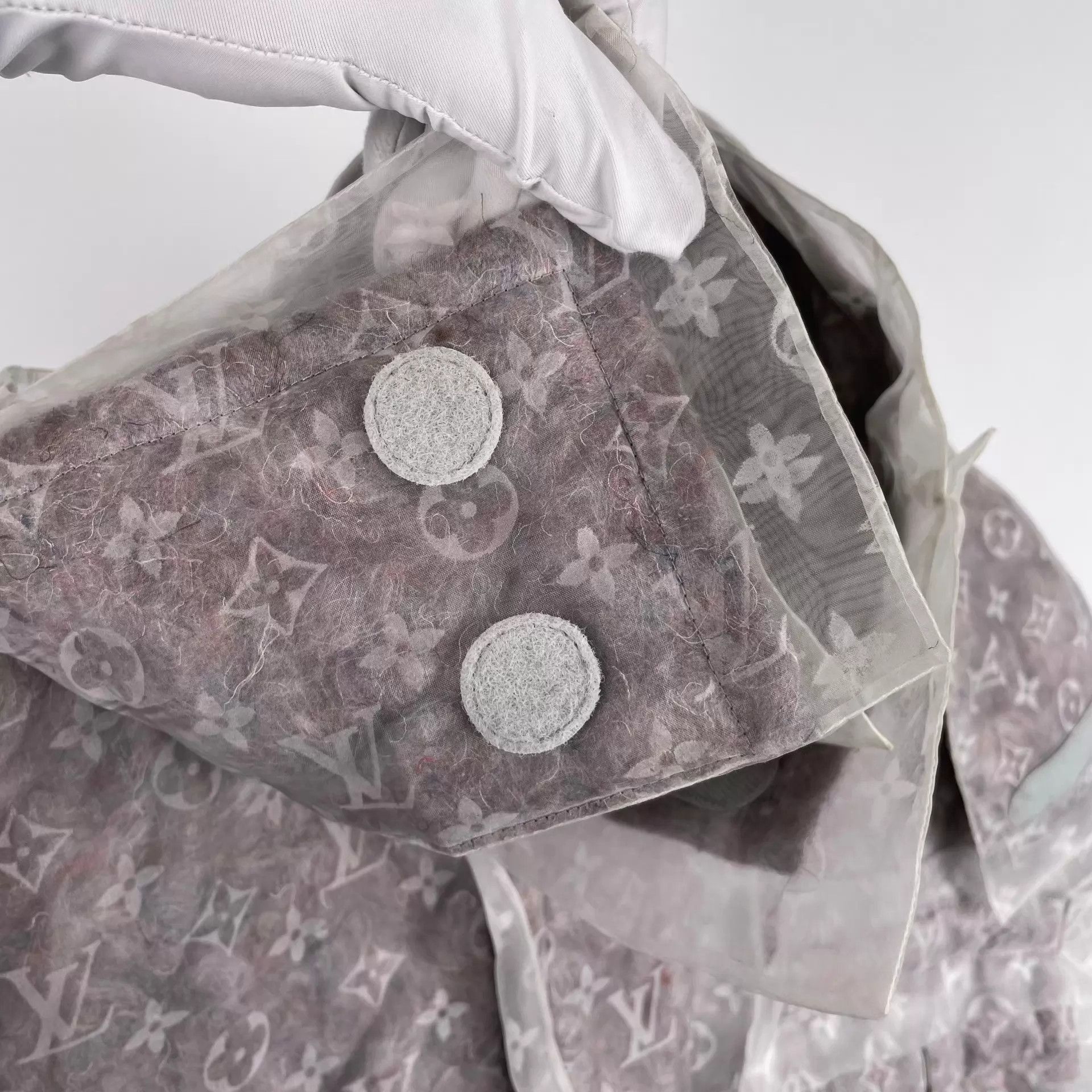 Louis Vuitton All-Over Print Silk Jacket in Gray Size US M / EU 48-50 / 2 - 9 Thumbnail