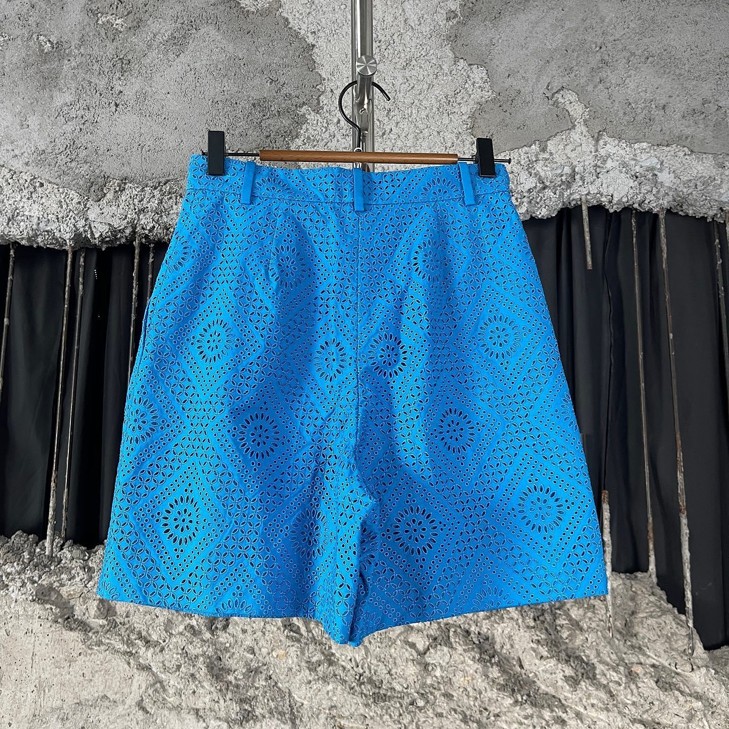Loro Piana Loro Piana Eyelet Embroidery Shorts Size 38 Size 26" / US 2 / IT 38 - 2 Thumbnail